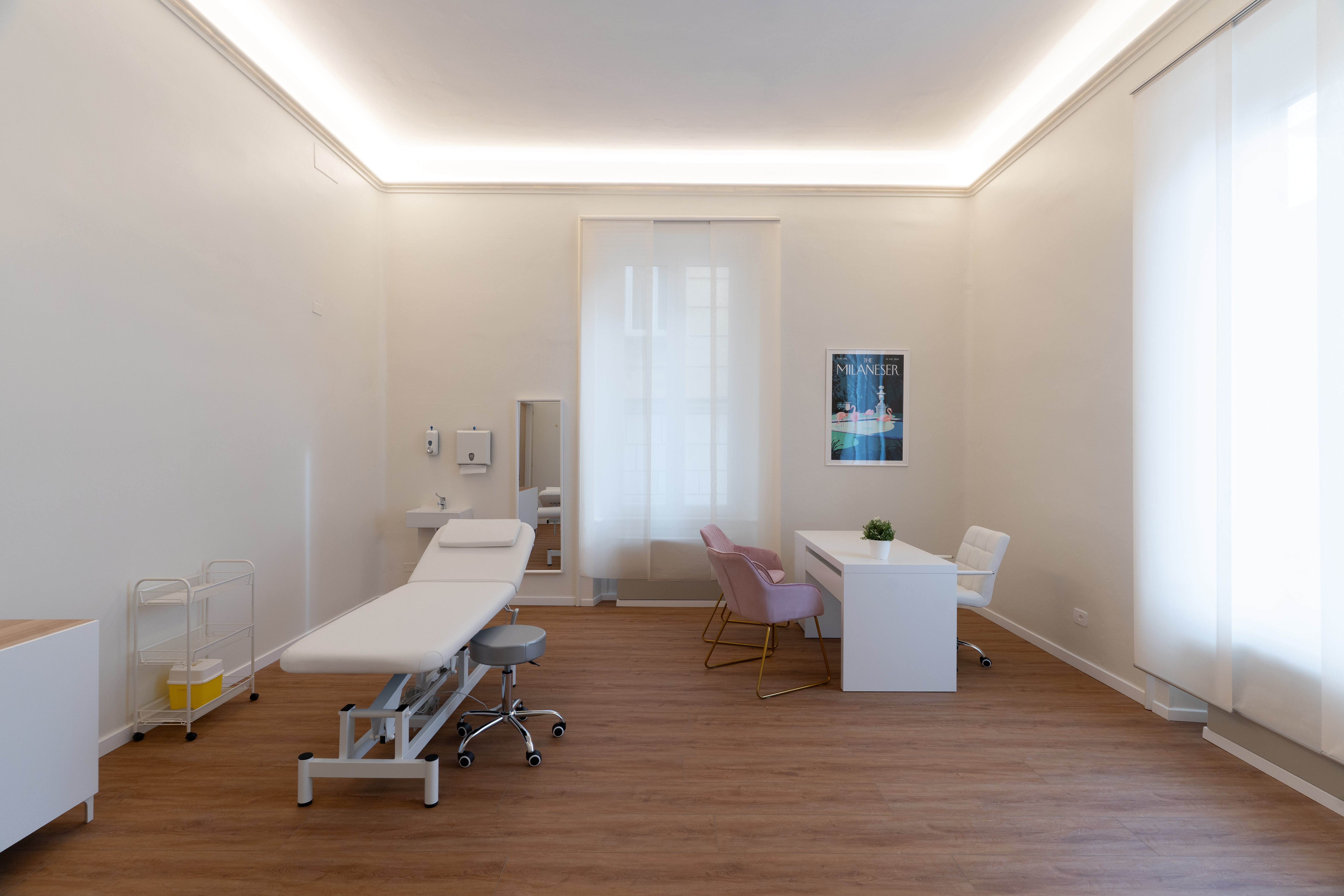Ampio studio con lettino da visita, scrivania e divano presso Spatium Corso Vercelli, Milano