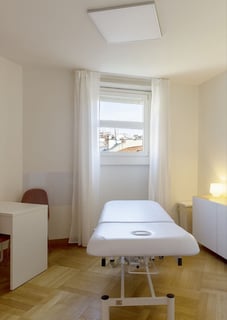 Studio professionale Spatium con lettino da visita e luce naturale
