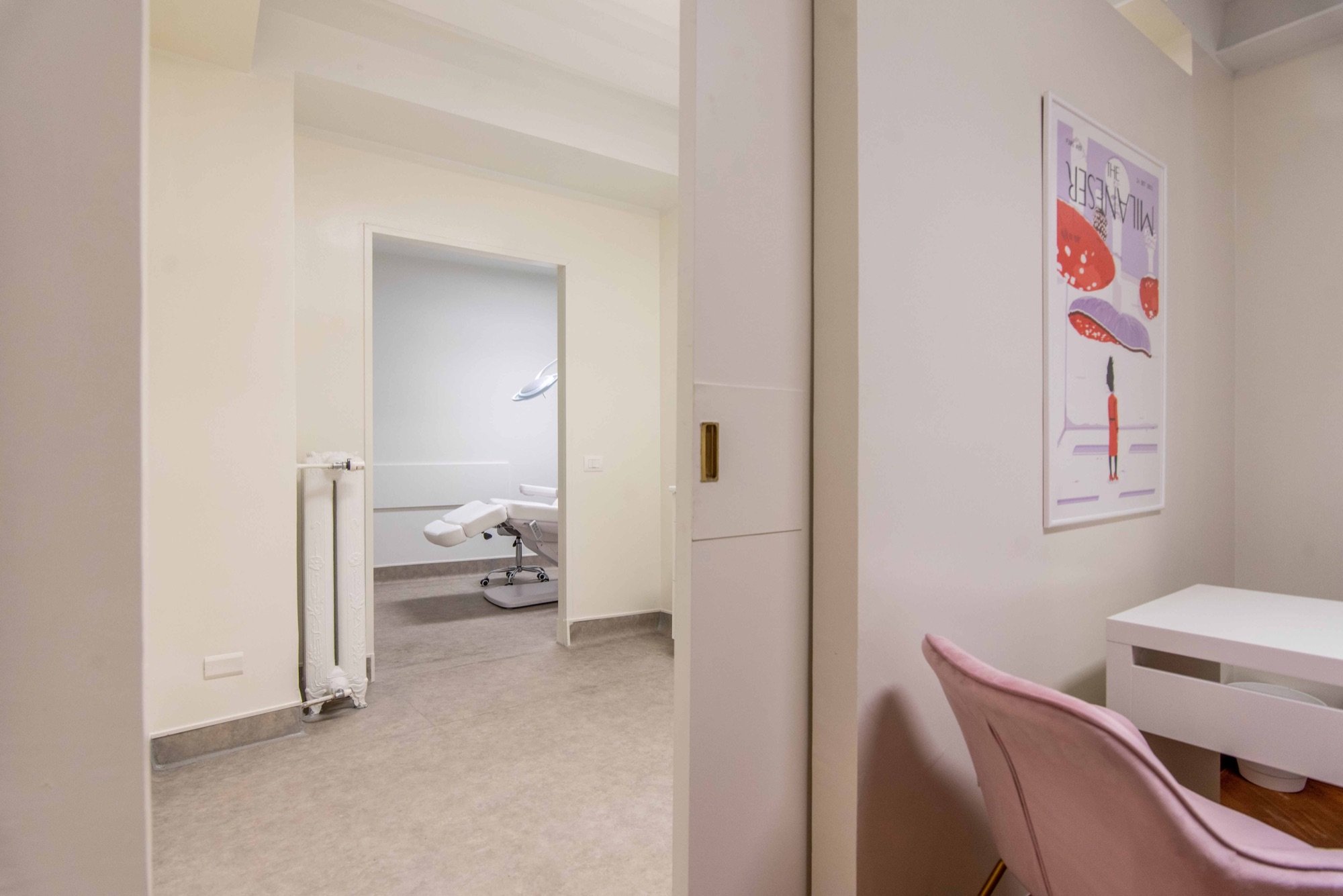 Accesso alla sala trattamenti con lettino in ambulatorio medico Exclusive presso Spatium Brera, Milano