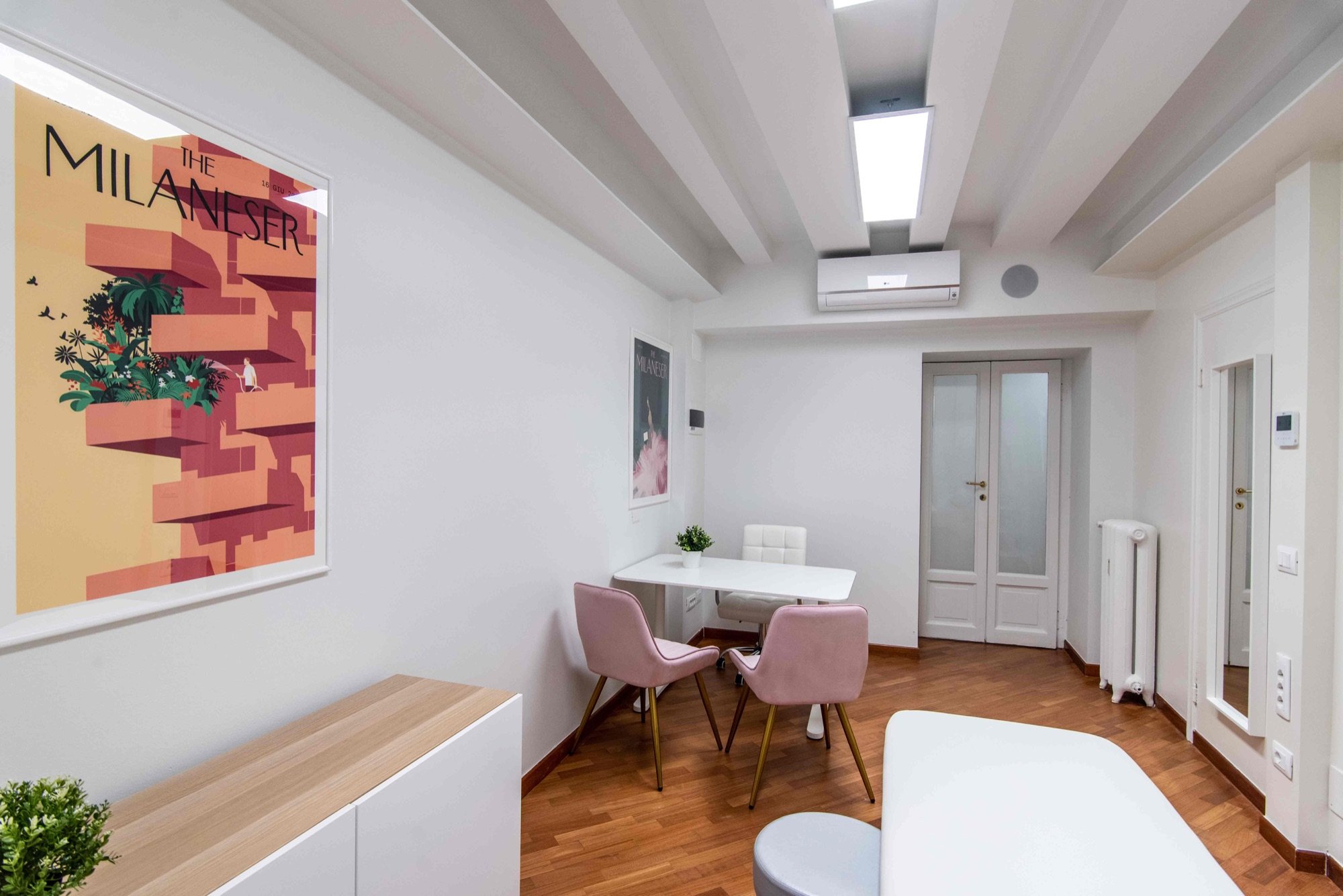 Area colloquio con tavolo e lettino in primo piano in ambulatorio medico Top presso Spatium Brera, Milano