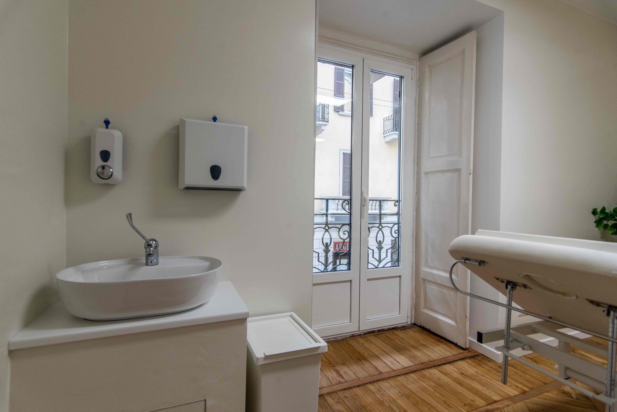 Lavabo clinico e lettino da visita in ambulatorio medico Exclusive presso Spatium Brera, Milano