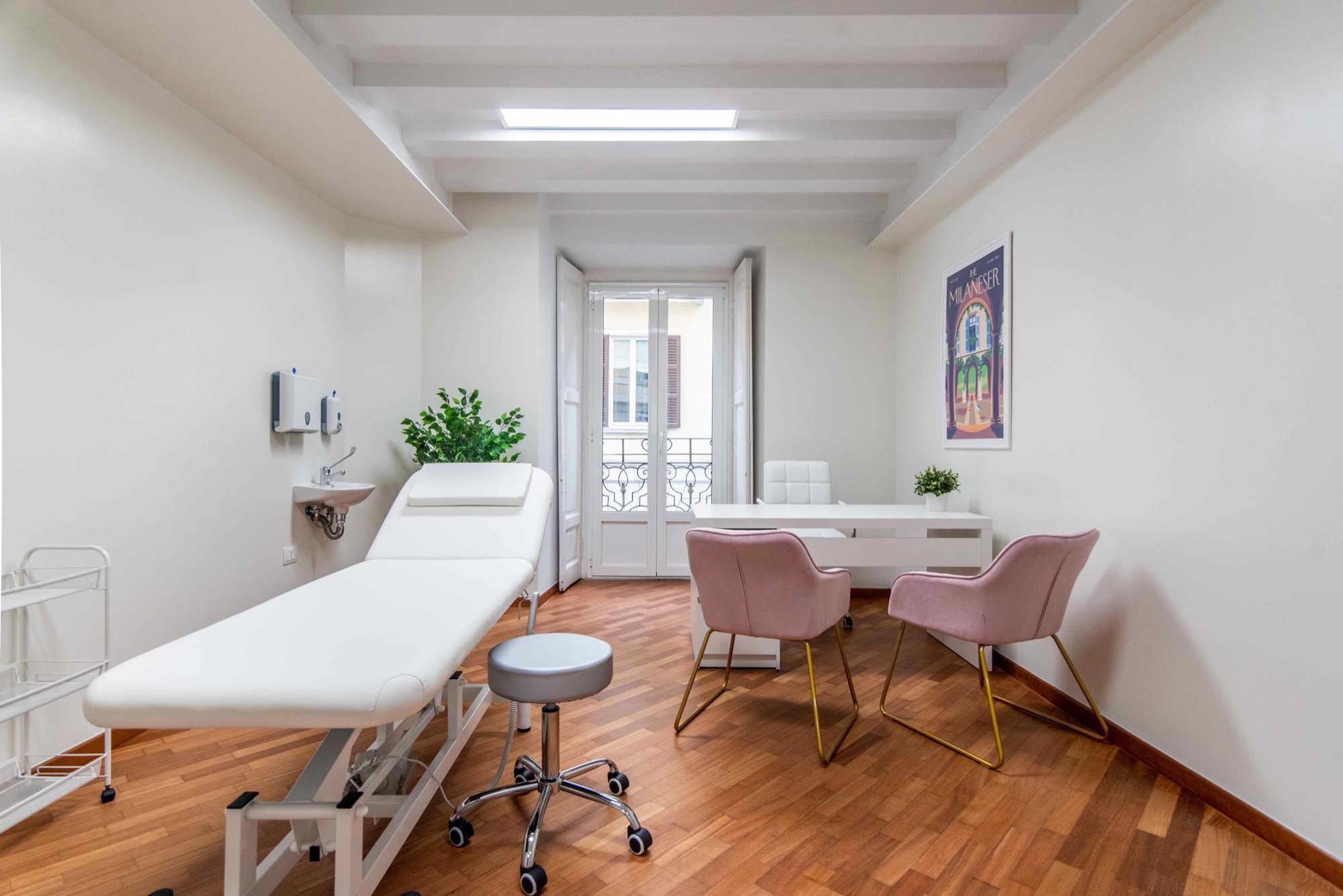 Vista ampia con lettino e area colloquio in ambulatorio medico Exclusive presso Spatium Brera, Milano