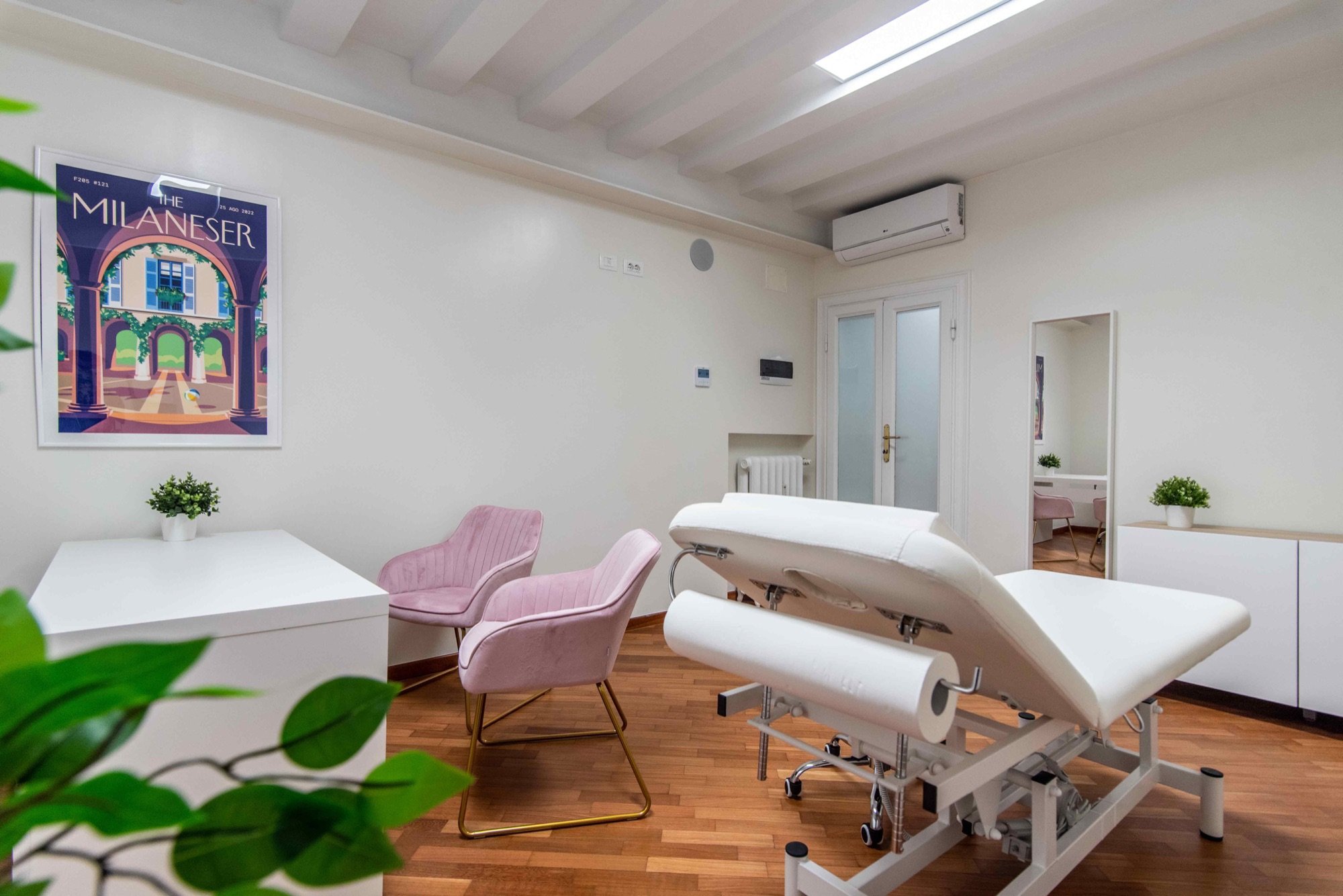 Lettino da visita con area colloquio e piante in ambulatorio medico Exclusive presso Spatium Brera, Milano