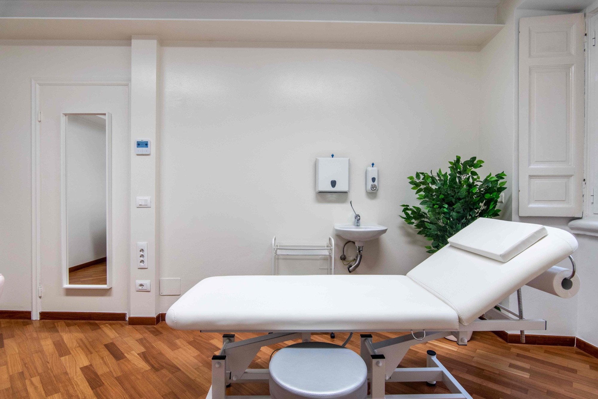 Lettino da visita con lavabo clinico in ambulatorio medico Top presso Spatium Brera, Milano