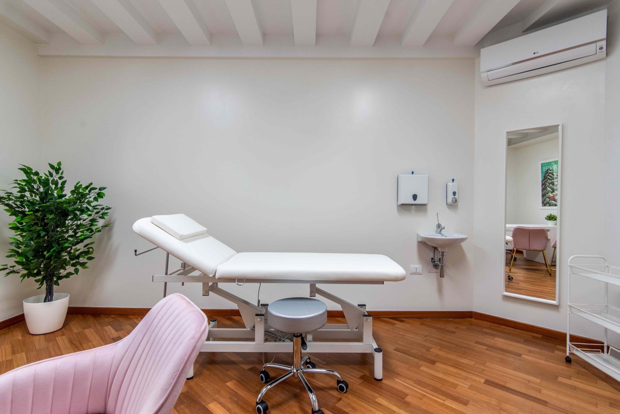 Lettino da visita con lavabo e specchio in ambulatorio medico Exclusive presso Spatium Brera, Milano