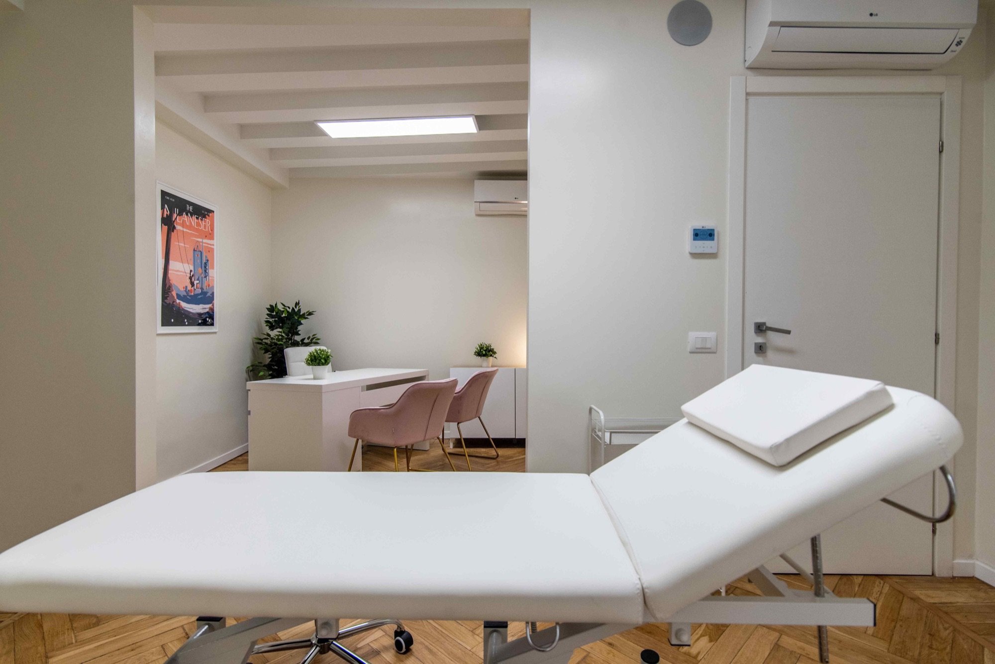 Lettino da visita regolabile in primo piano in ambulatorio medico Exclusive presso Spatium Brera, Milano