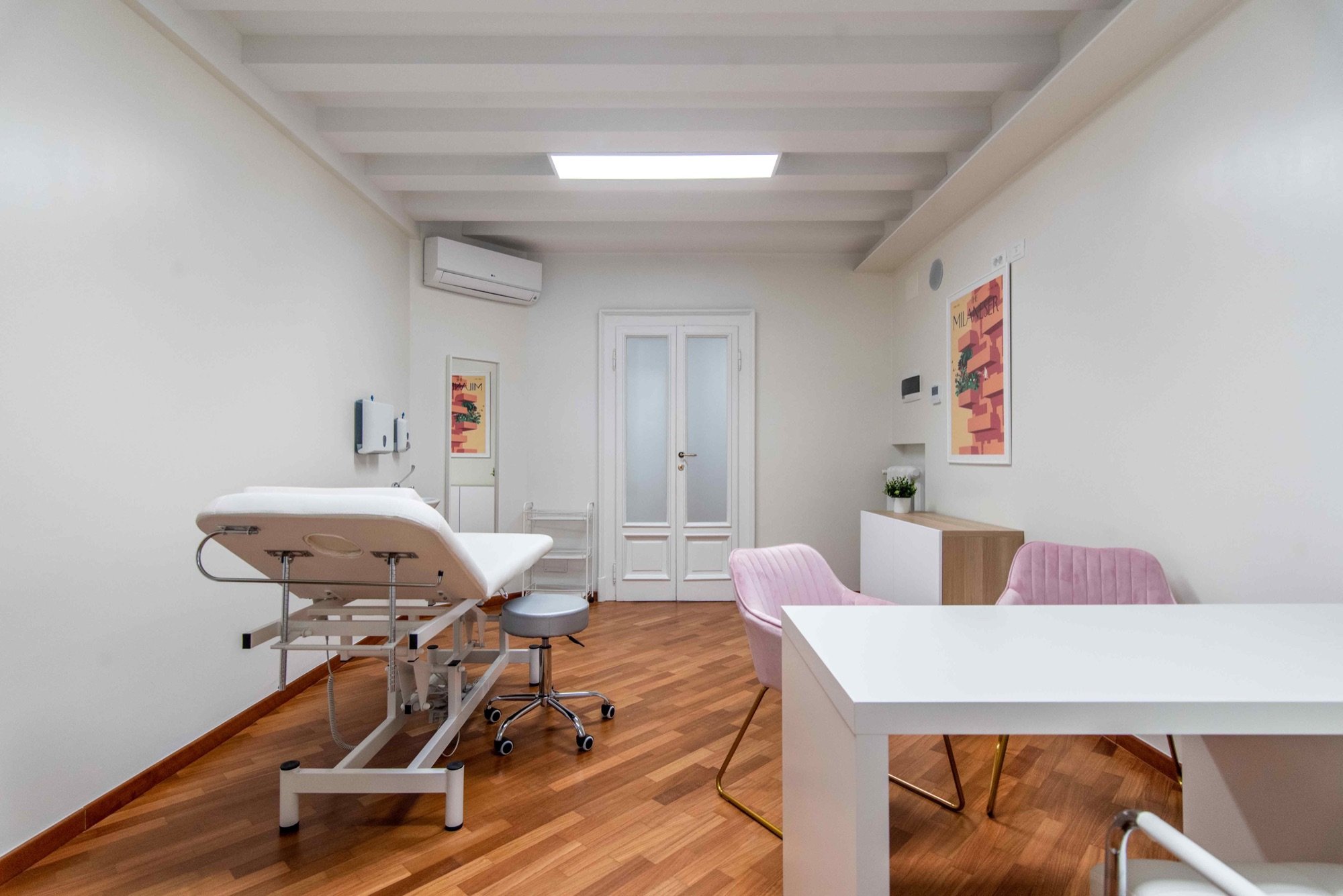Lettino da visita con scrivania laterale in ambulatorio medico Exclusive presso Spatium Brera, Milano