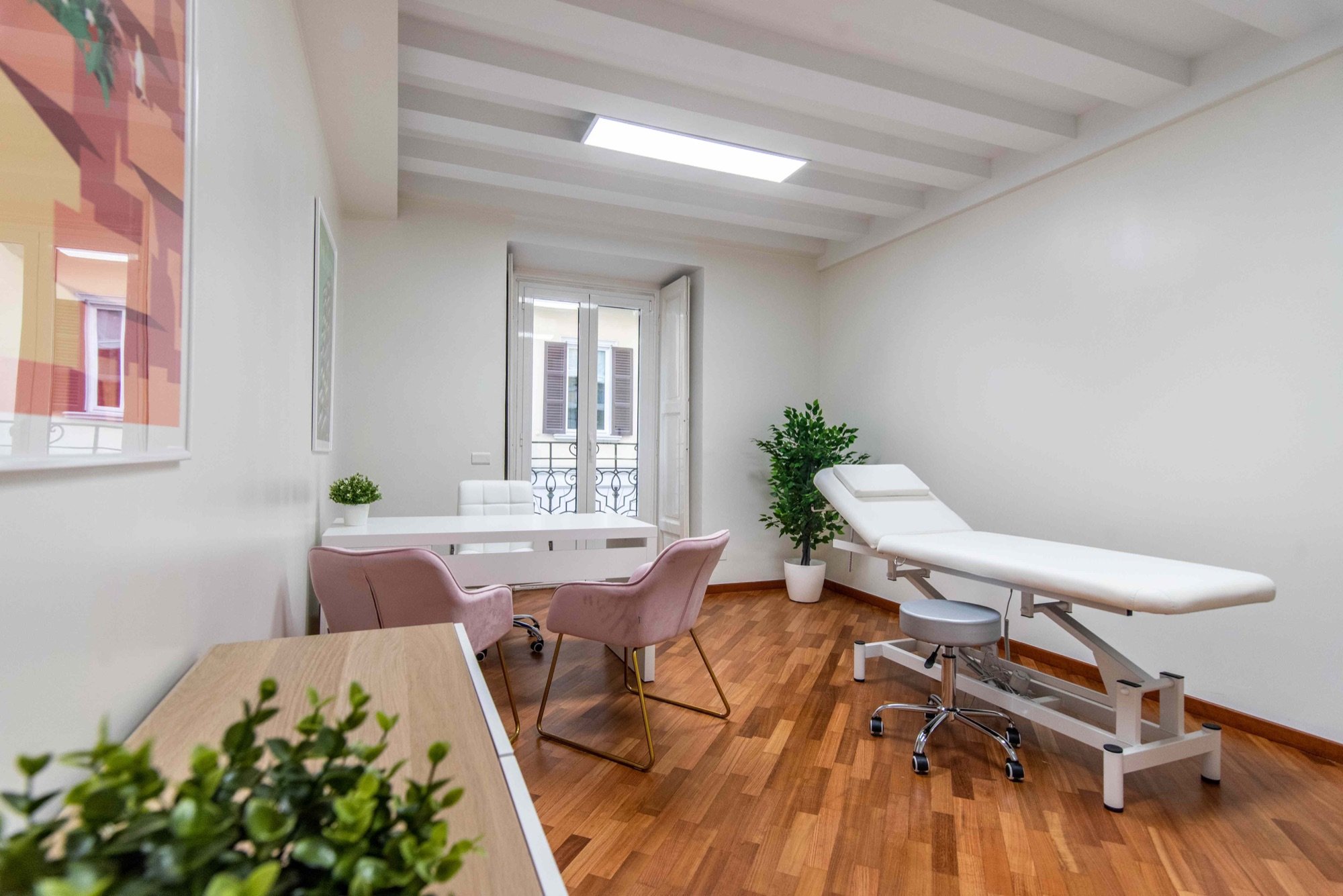 Lettino da visita con scrivania e sedute in ambulatorio medico Exclusive presso Spatium Brera, Milano