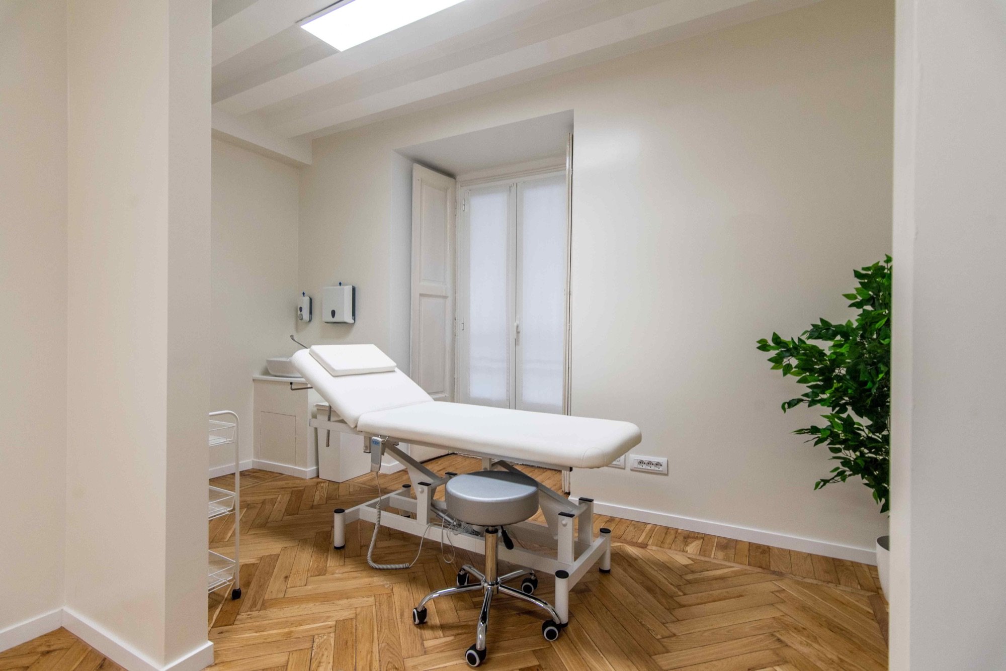 Lettino da visita con sgabello e lavabo in ambulatorio medico Exclusive presso Spatium Brera, Milano