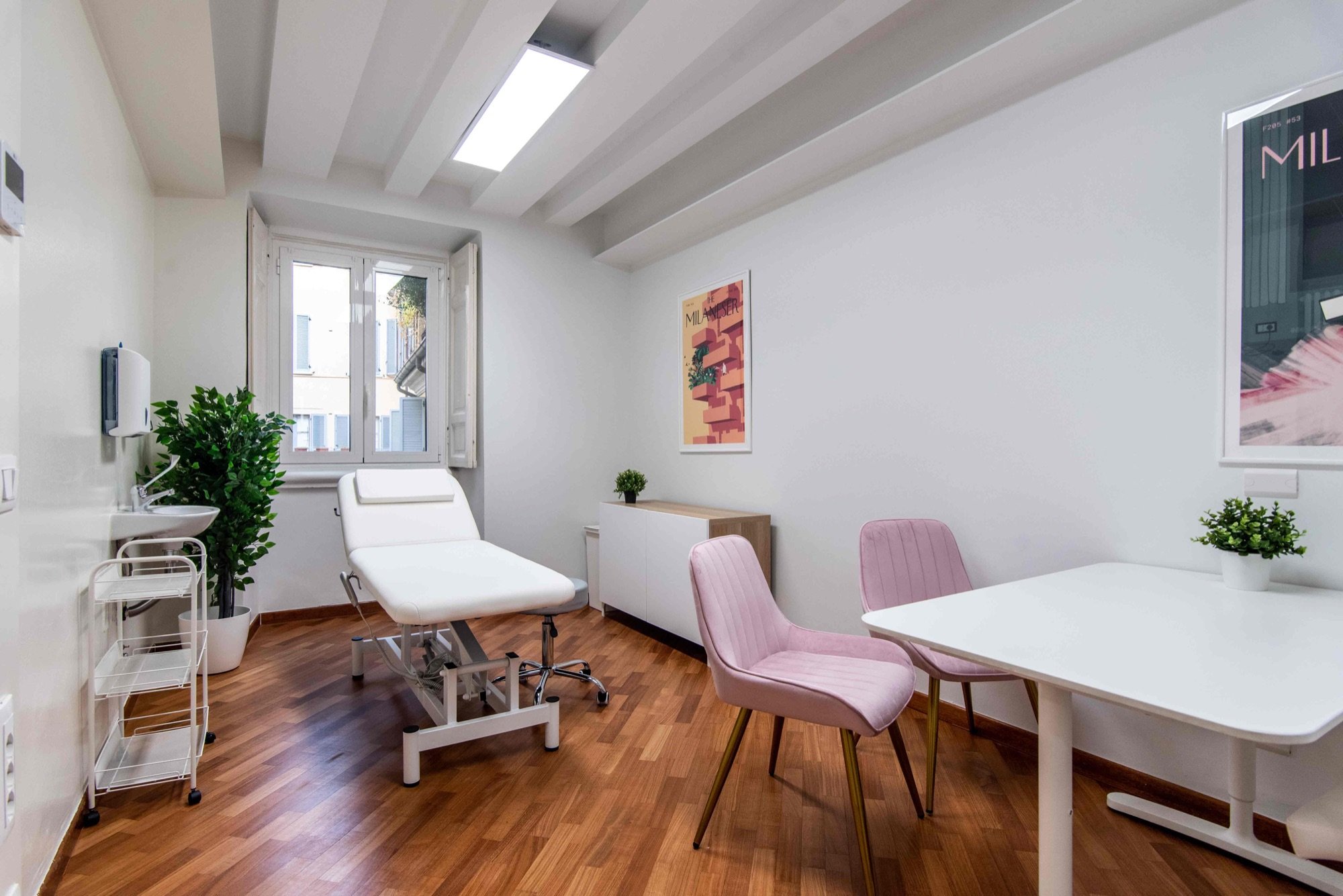 Lettino da visita con tavolo e sedute in ambulatorio medico Top presso Spatium Brera, Milano