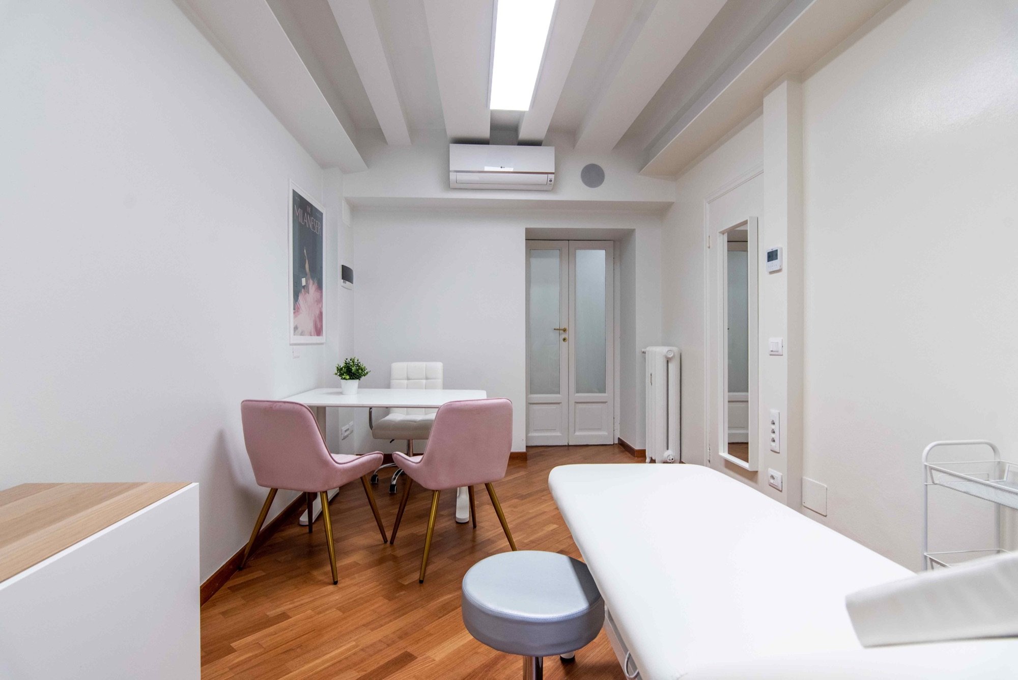 Vista longitudinale dello studio con lettino e area colloquio in ambulatorio medico Top presso Spatium Brera, Milano