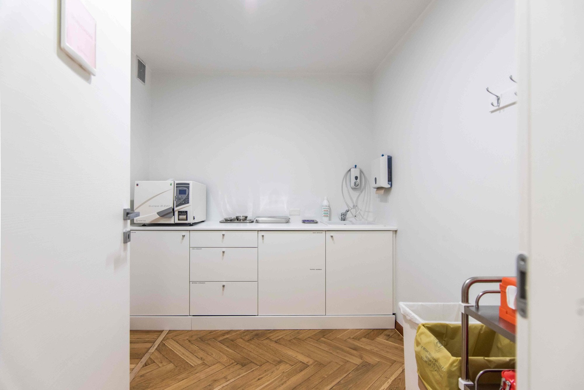 Mobile clinico con lavabo e strumentazione in ambulatorio medico Exclusive presso Spatium Brera, Milano