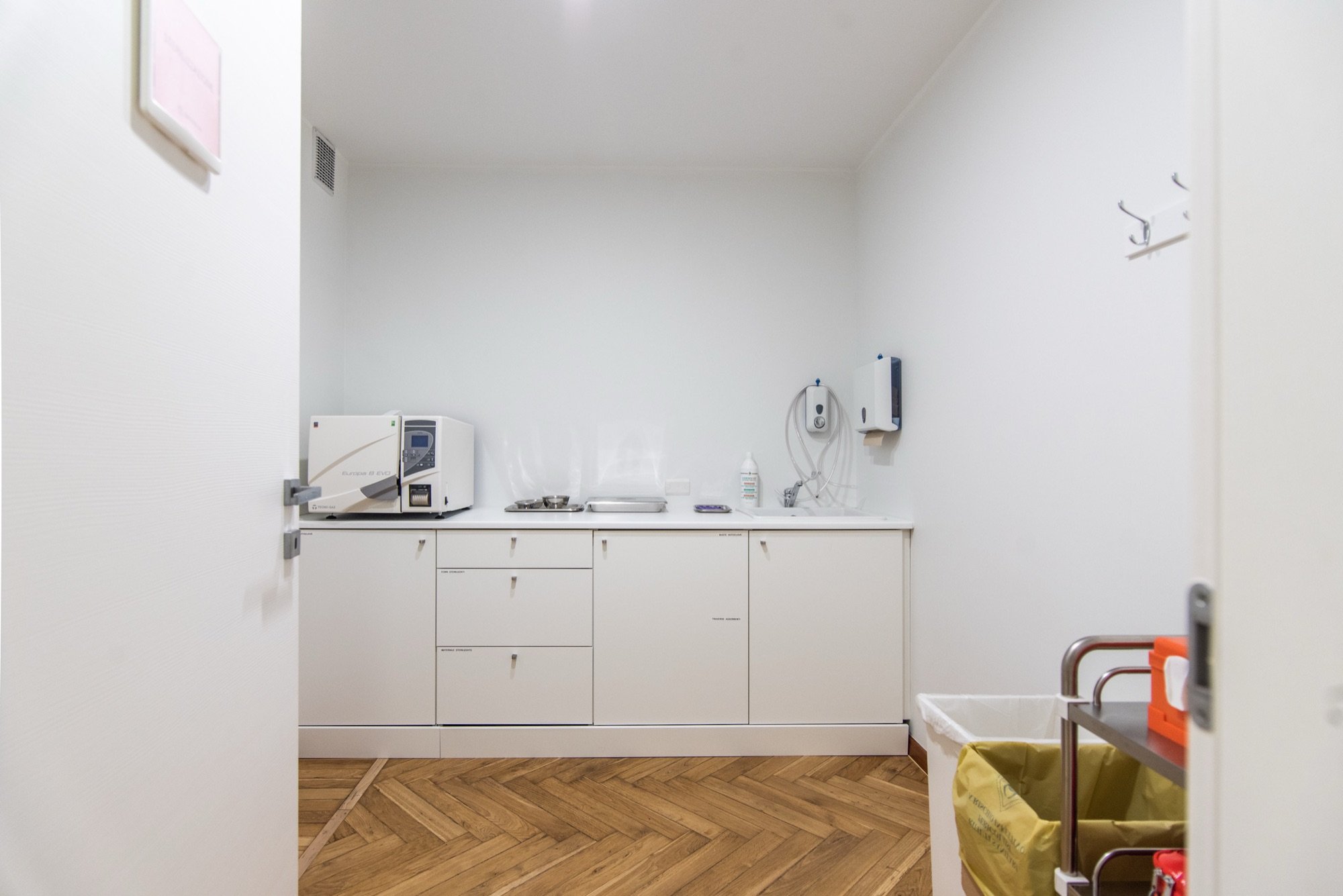 Mobile clinico con piano di lavoro e lavabo in ambulatorio medico Exclusive presso Spatium Brera, Milano