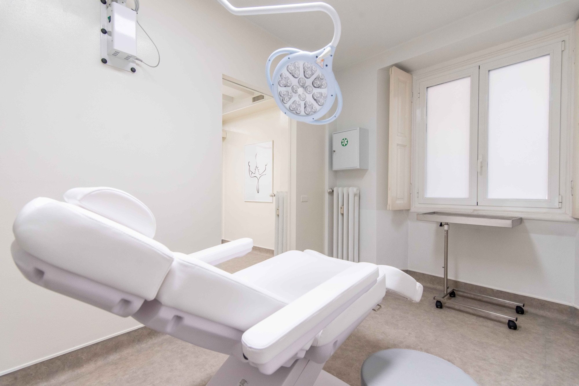 Poltrona estetica reclinabile con lampada operativa in ambulatorio medico Exclusive presso Spatium Brera, Milano