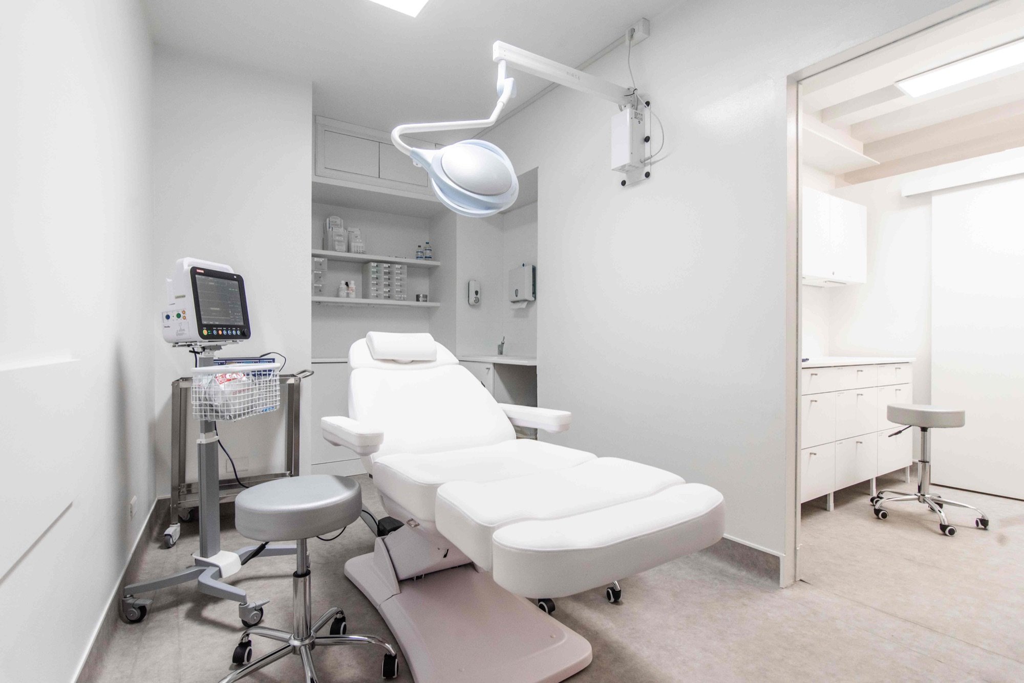Poltrona per trattamenti estetici con apparecchiatura in ambulatorio medico Exclusive presso Spatium Brera, Milano