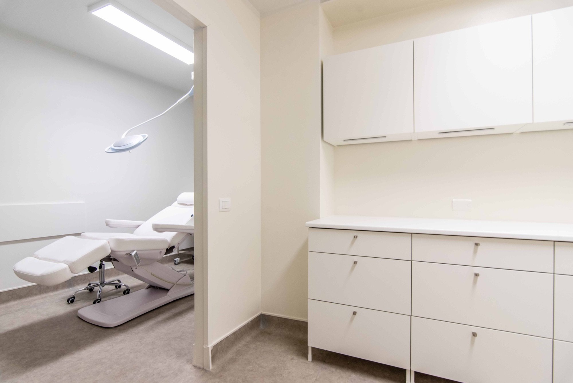 Poltrona trattamento e mobile clinico in ambulatorio medico Exclusive presso Spatium Brera, Milano