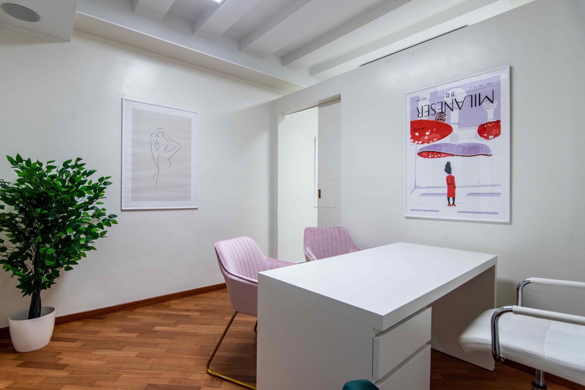 Postazione colloquio con scrivania e poltroncine in ambulatorio medico Exclusive presso Spatium Brera, Milano