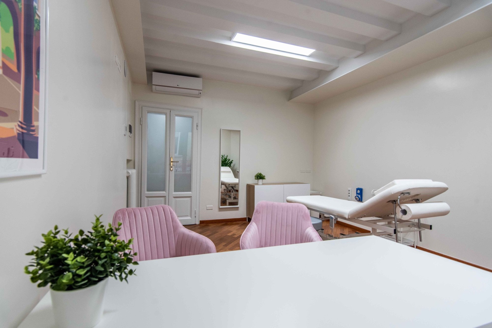 Scrivania per colloquio con lettino sullo sfondo in ambulatorio medico Exclusive presso Spatium Brera, Milano