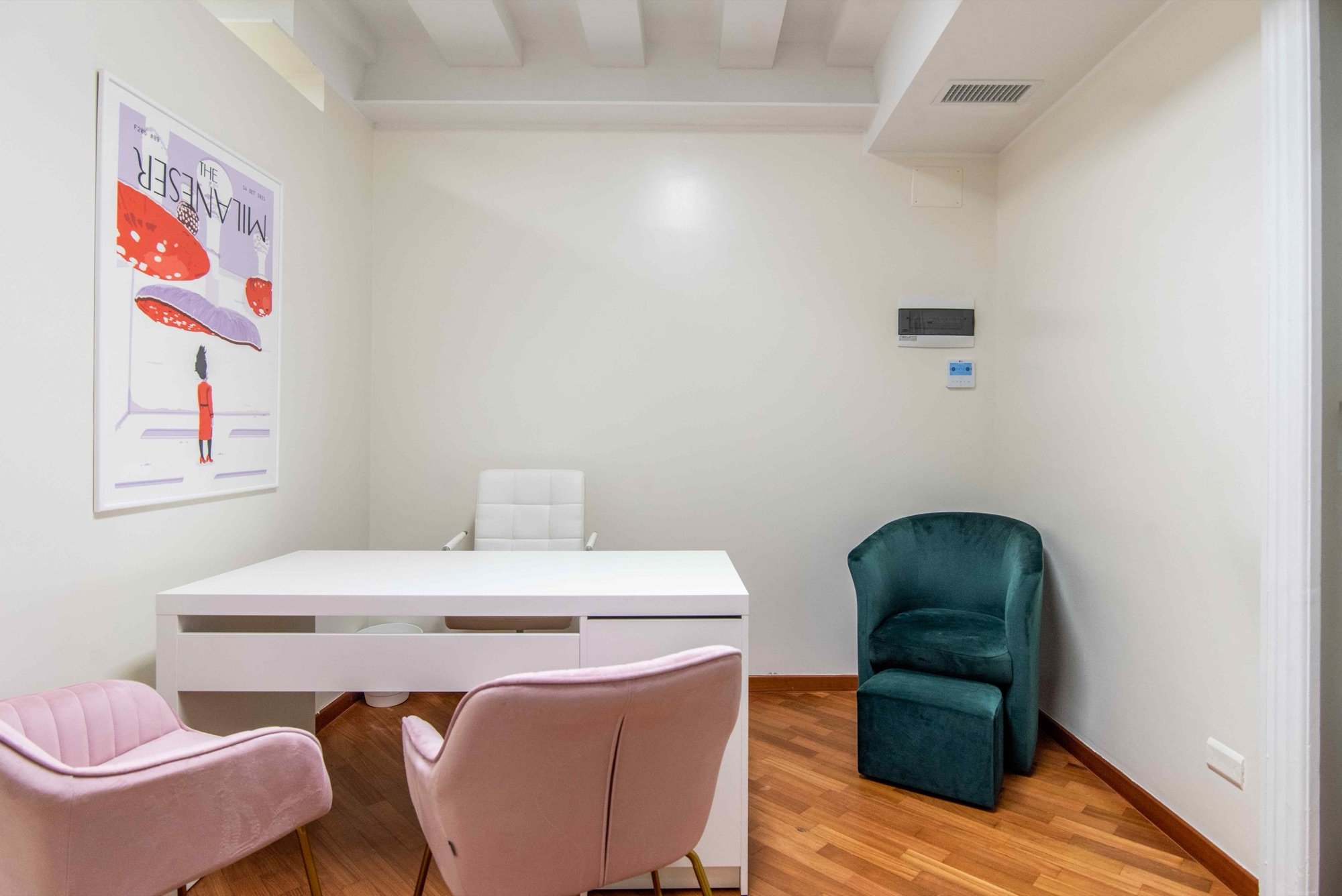 Scrivania per colloquio con sedute in ambulatorio medico Exclusive presso Spatium Brera, Milano