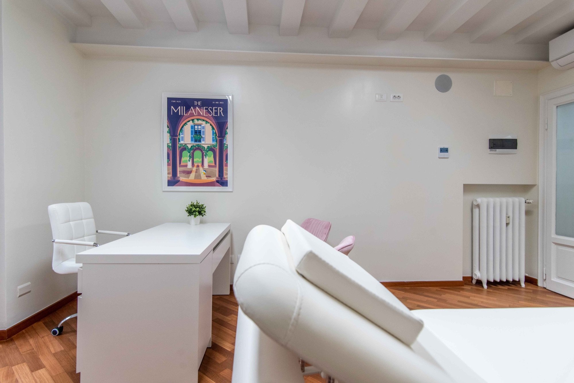 Scrivania e lettino da visita in primo piano in ambulatorio medico Exclusive presso Spatium Brera, Milano