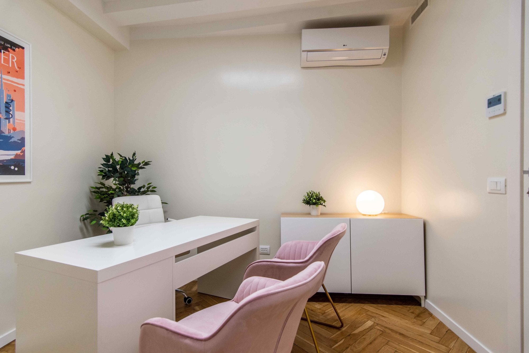 Scrivania con poltroncina e mobile contenitore in ambulatorio medico Exclusive presso Spatium Brera, Milano