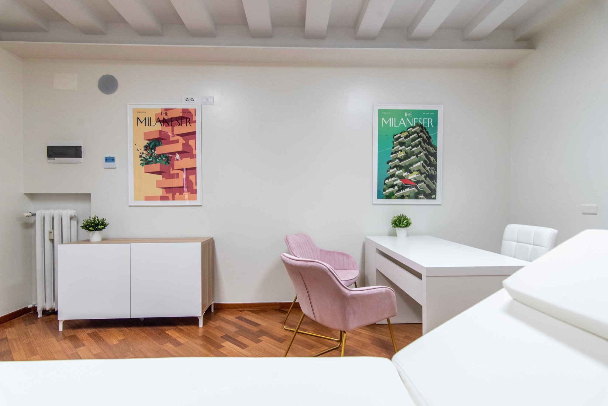 Scrivania con poltroncine e arredi in ambulatorio medico Exclusive presso Spatium Brera, Milano