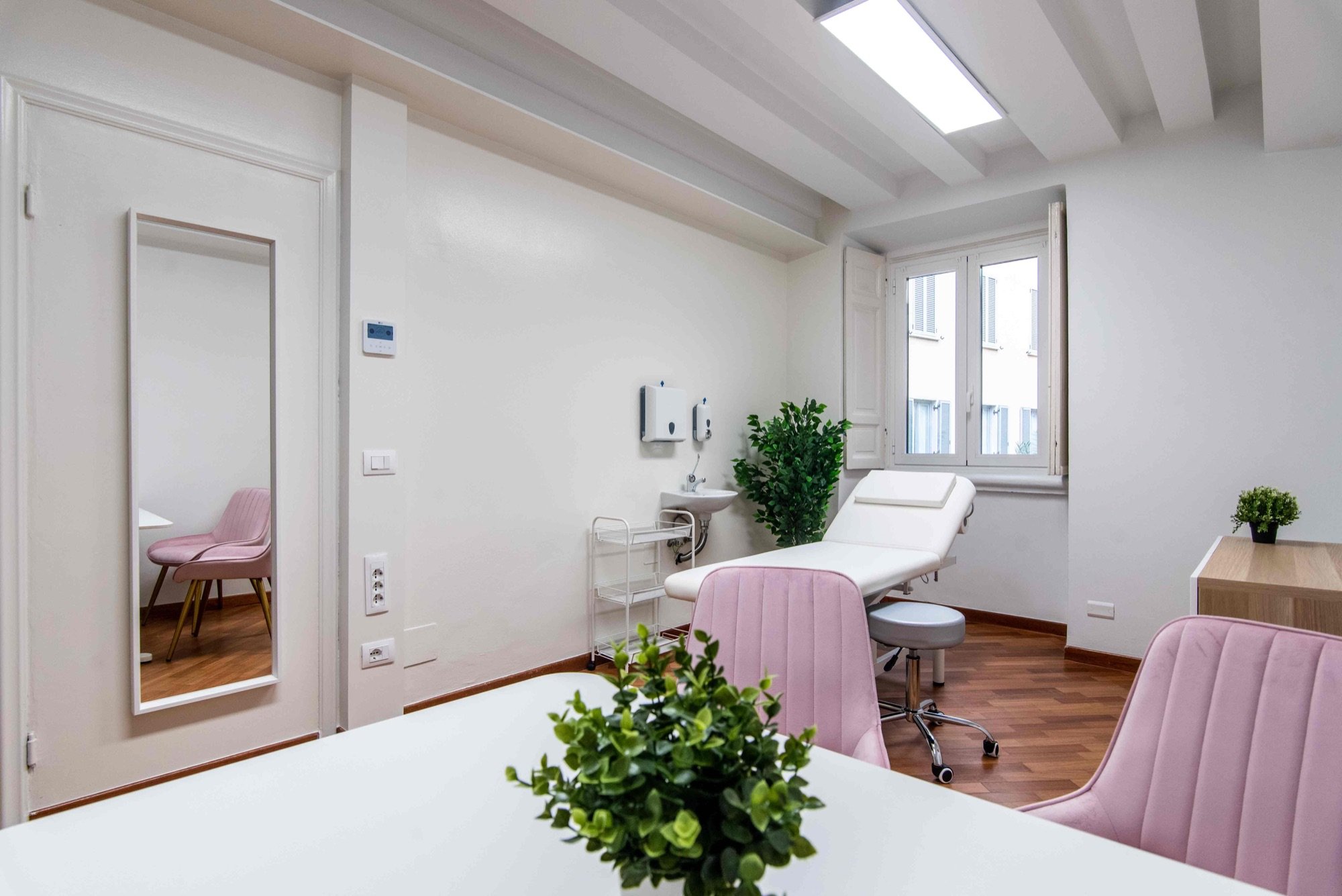 Scrivania con sedute, lavabo e lettino in ambulatorio medico Top presso Spatium Brera, Milano