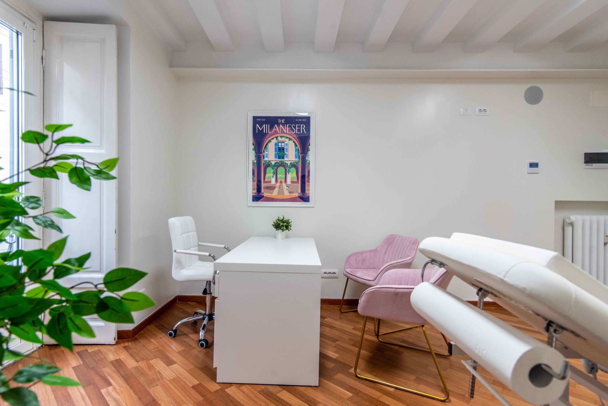Scrivania con sedute e lettino da visita in ambulatorio medico Exclusive presso Spatium Brera, Milano