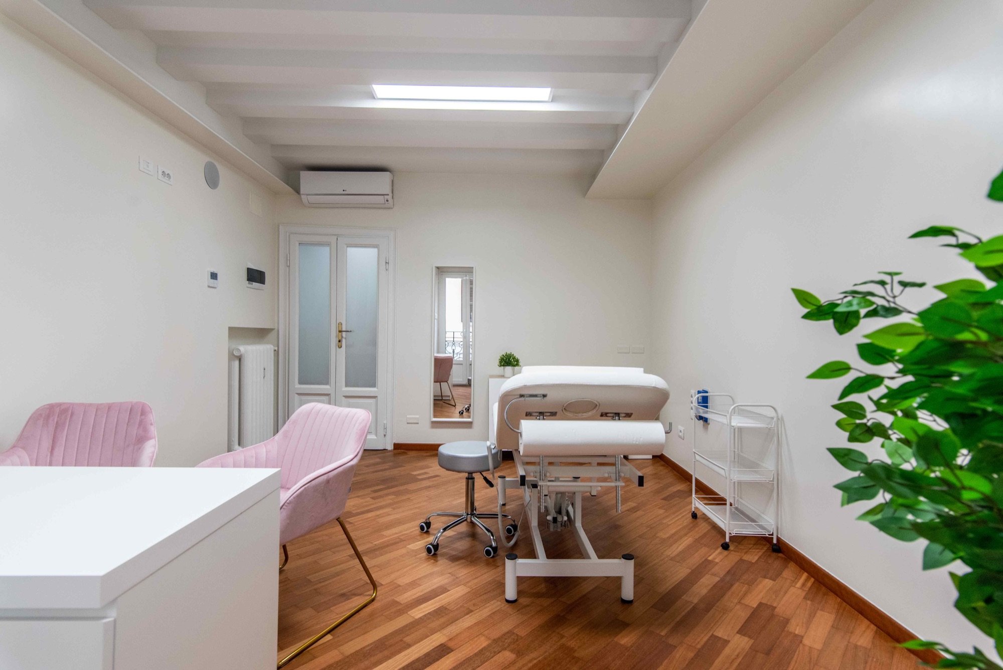 Vista ampia dello studio con lettino e poltroncine in ambulatorio medico Exclusive presso Spatium Brera, Milano