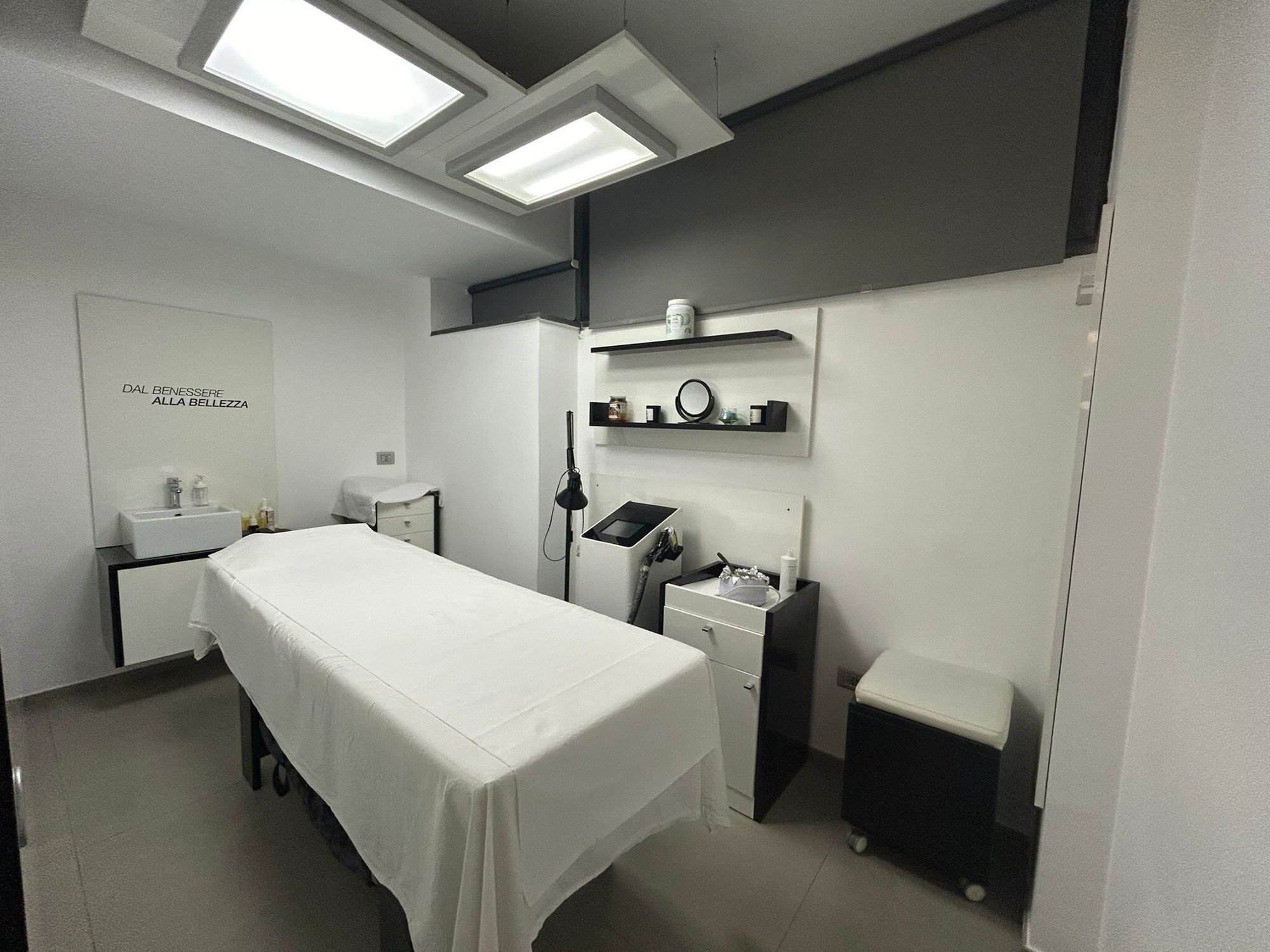 Lettino trattamenti in cabina estetica con mensole in studio estetico presso Spatium Garibaldi, Salerno