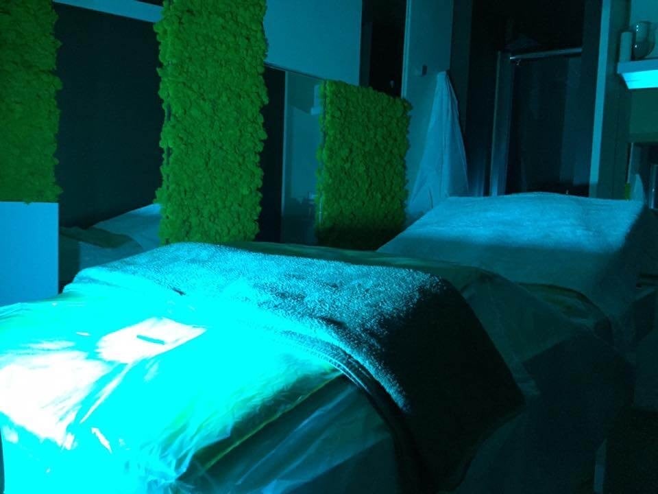 Lettino trattamenti illuminato con luce blu in studio estetico presso Spatium Garibaldi, Salerno