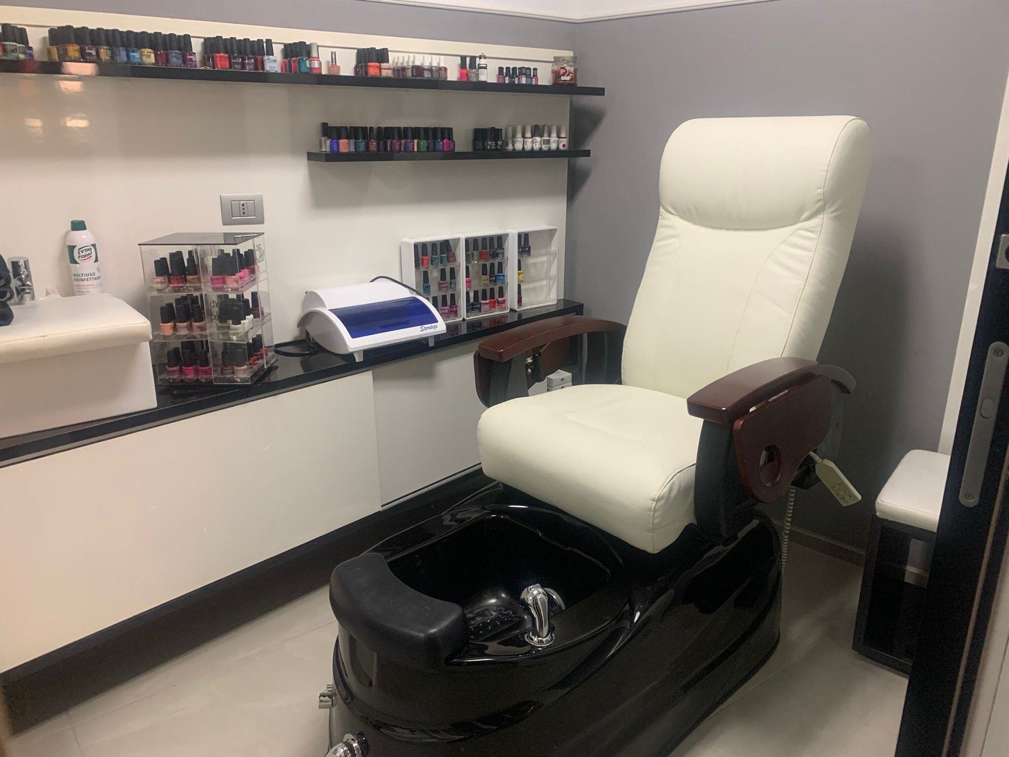 Poltrona estetica reclinabile con prodotti e attrezzature in studio estetico presso Spatium Garibaldi, Salerno