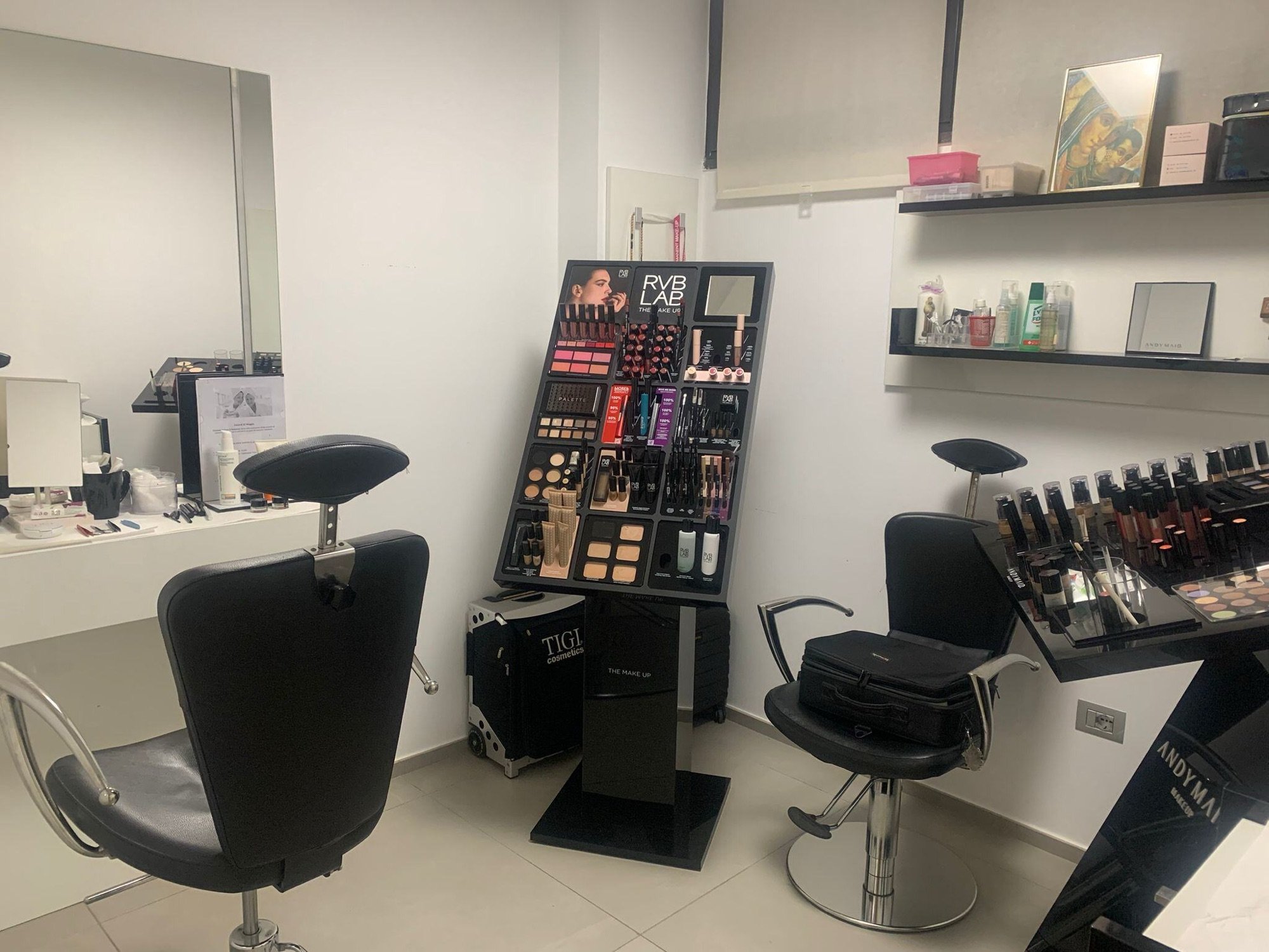 Postazione beauty con sedia operatore e scaffali cosmetici in studio estetico presso Spatium Garibaldi, Salerno