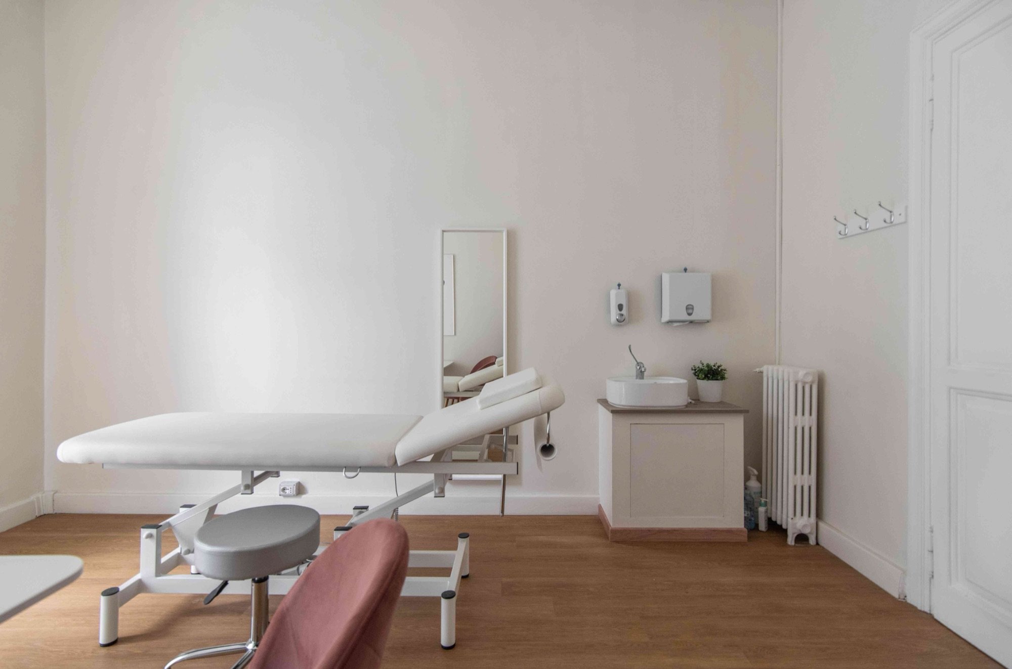 Lettino da visita con lavabo, specchio e carrello in studio medico Exclusive presso Spatium Parioli, Roma