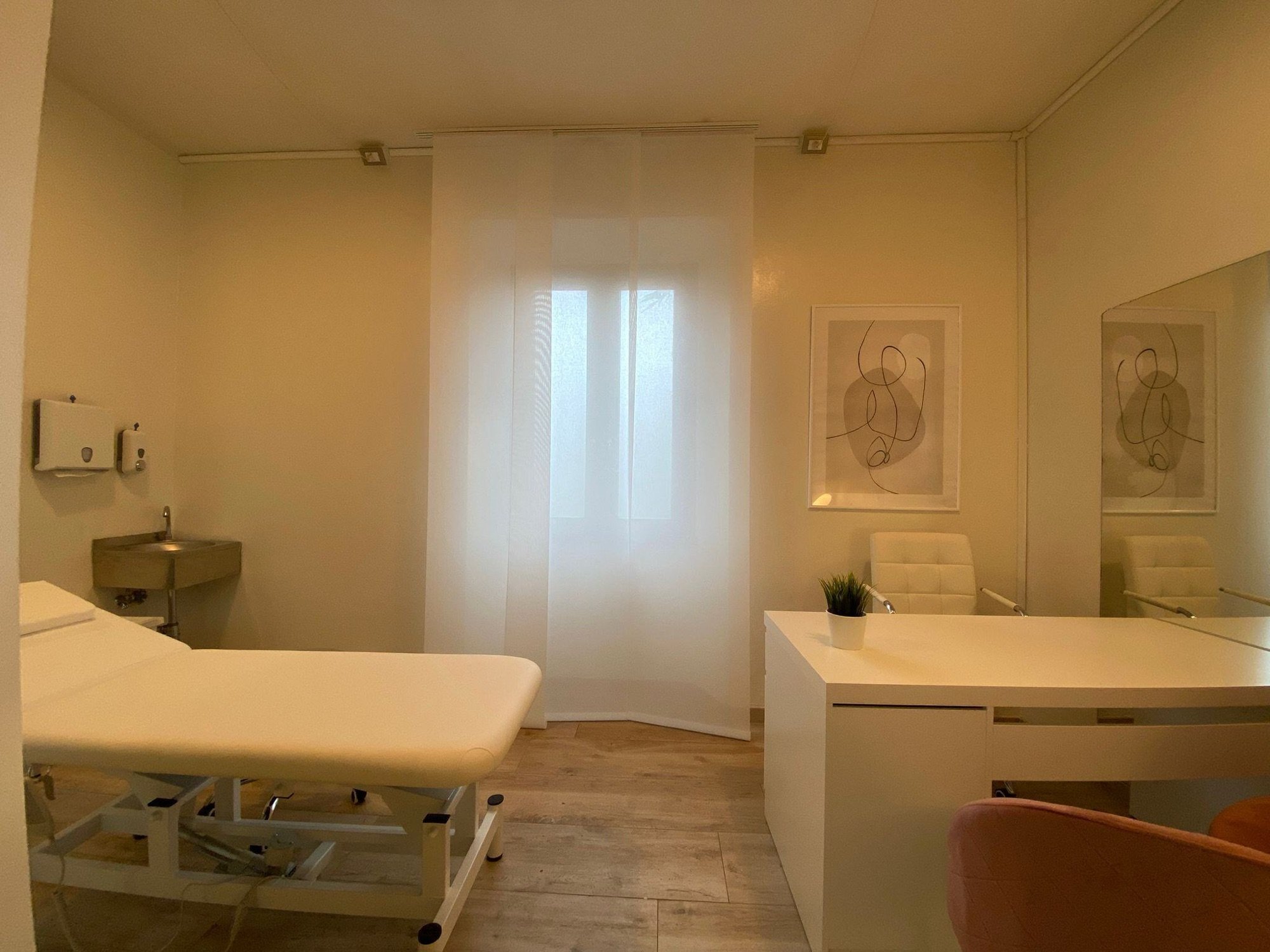 Lettino da visita con lavabo e mobile contenitore in studio olistico Exclusive presso Spatium Porta Romana, Firenze