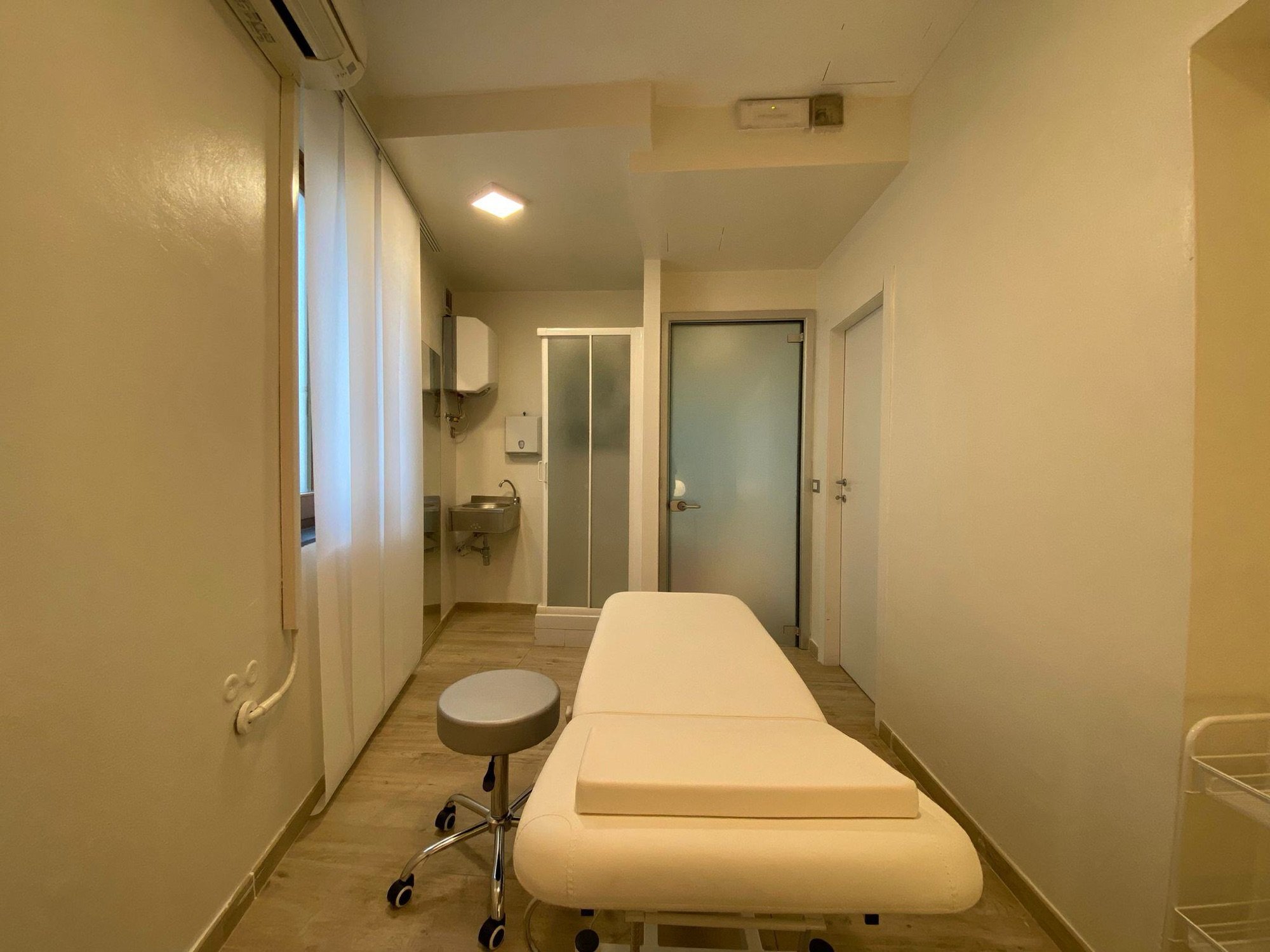 Lettino da visita con sgabello in ambiente compatto in studio olistico Standard presso Spatium Porta Romana, Firenze