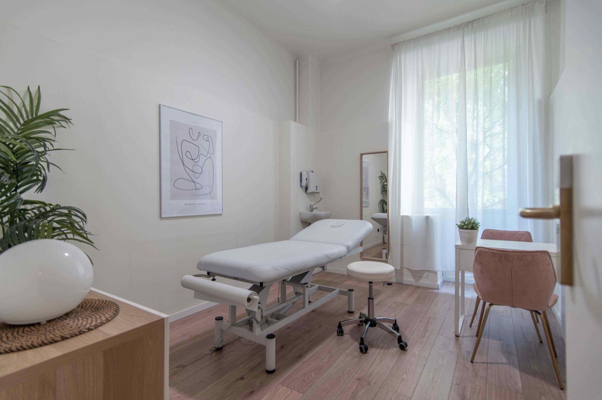 Lettino da visita con arredi e finestra in studio olistico Premium presso Spatium Caiazzo, Milano