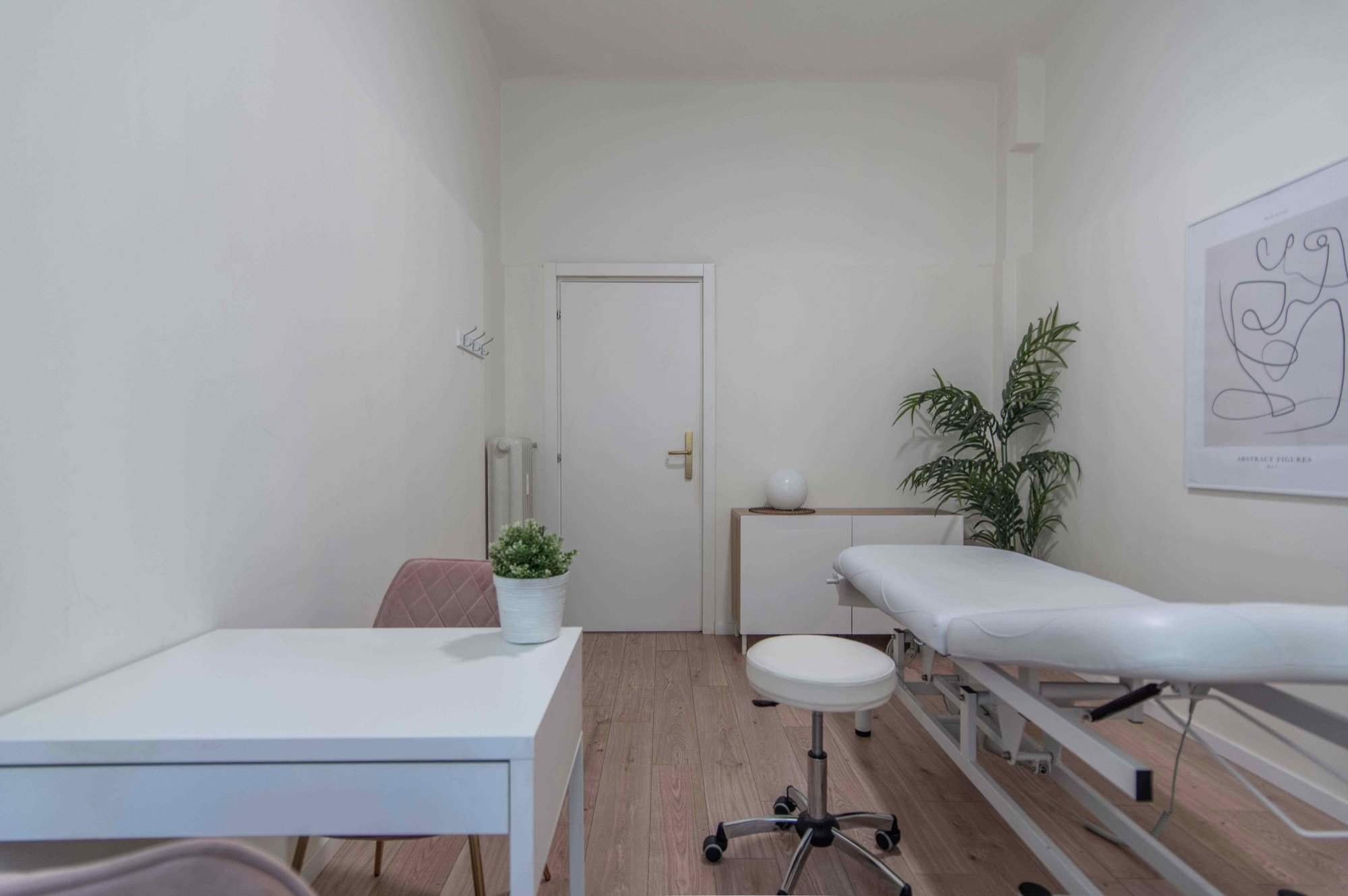 Lettino da visita con lavabo e scrivania in studio olistico Premium presso Spatium Caiazzo, Milano