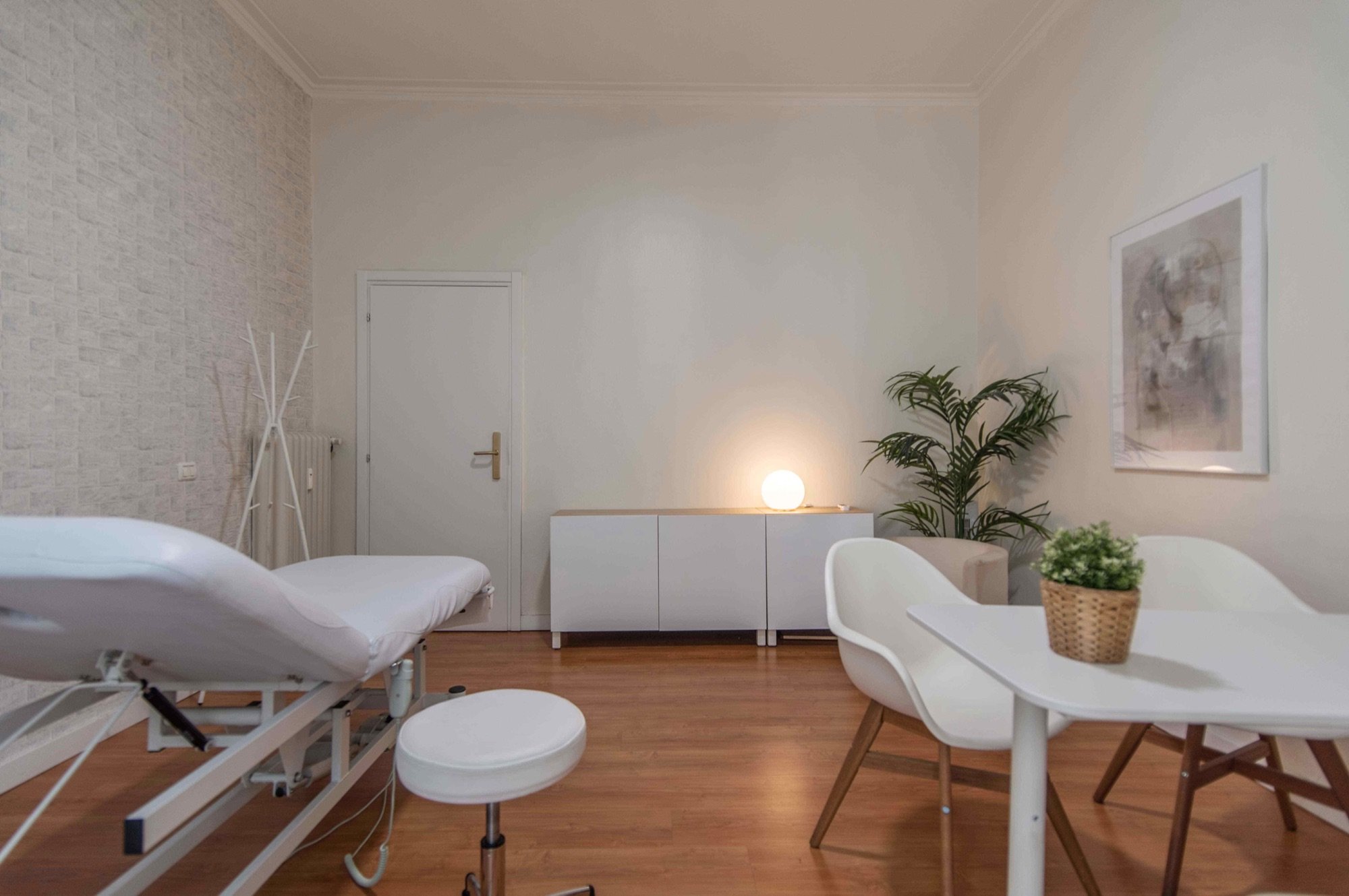 Lettino da visita con tavolo e poltroncine in studio olistico Exclusive presso Spatium Caiazzo, Milano