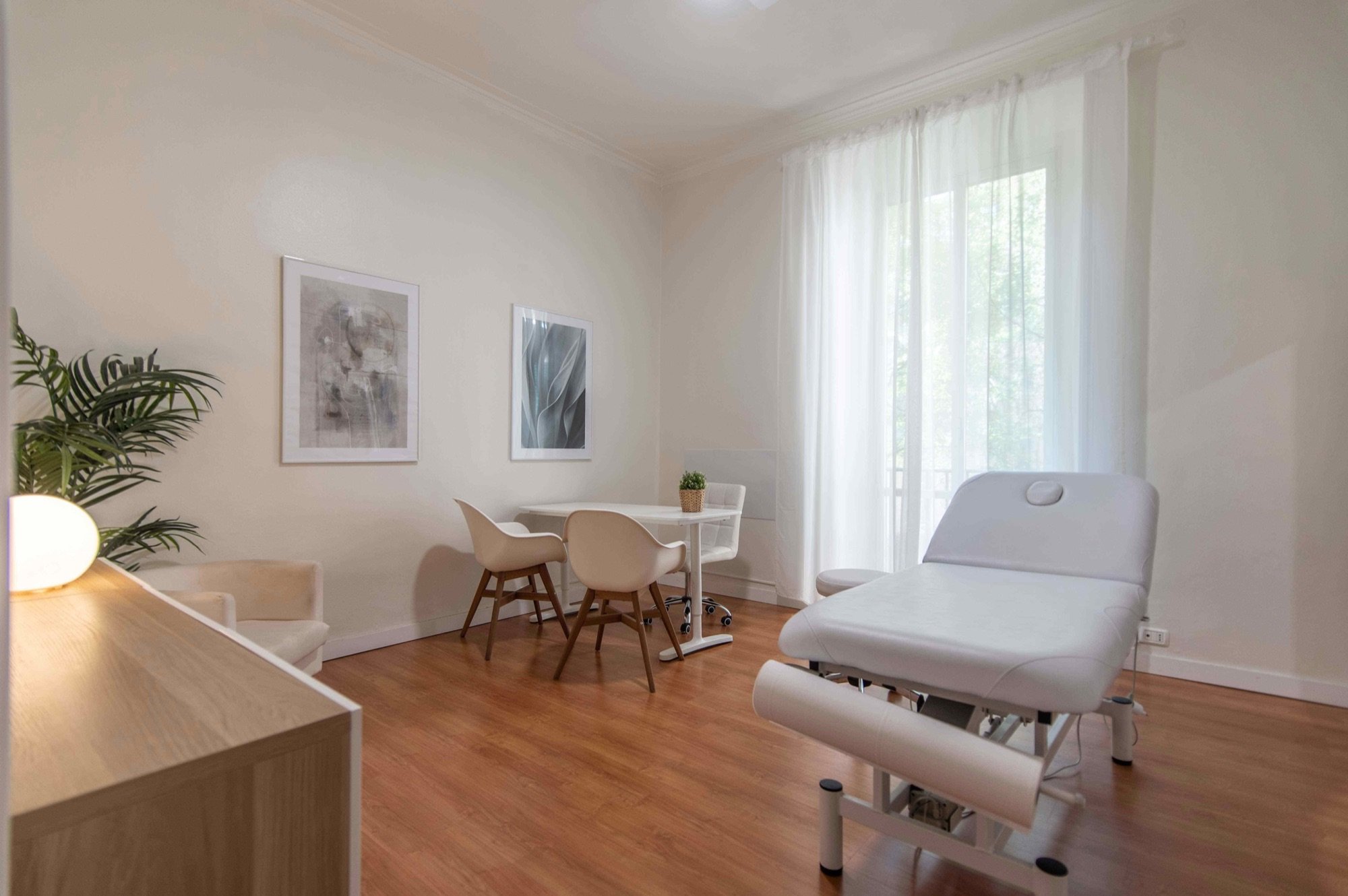 Lettino da visita con tavolo e sedute in studio olistico Exclusive presso Spatium Caiazzo, Milano