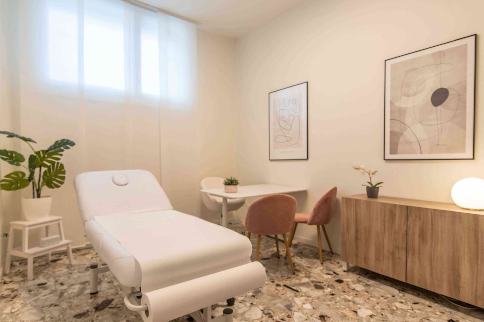 Lettino da visita con tavolo, sedute e mobile in legno in studio olistico Top presso Spatium Repubblica, Milano