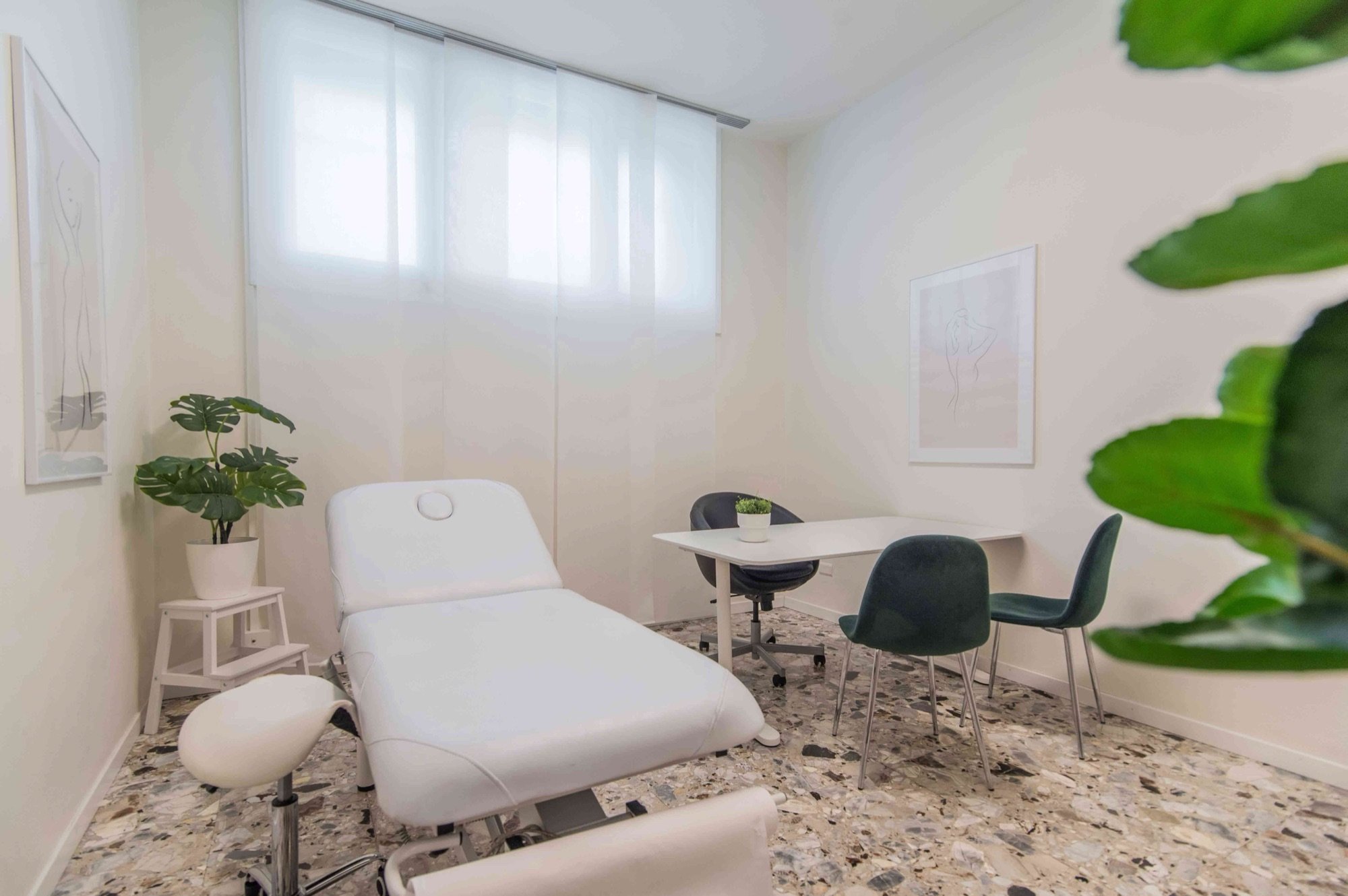 Lettino da visita con tavolo e sedute verdi in studio olistico Top presso Spatium Repubblica, Milano
