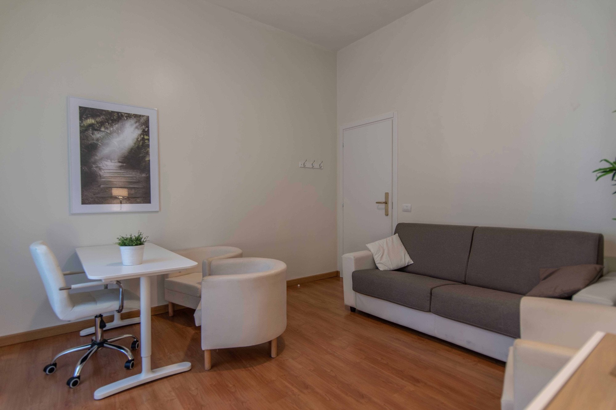 Studio psicologico con divano, poltrone e scrivania in studio olistico Exclusive presso Spatium Caiazzo, Milano