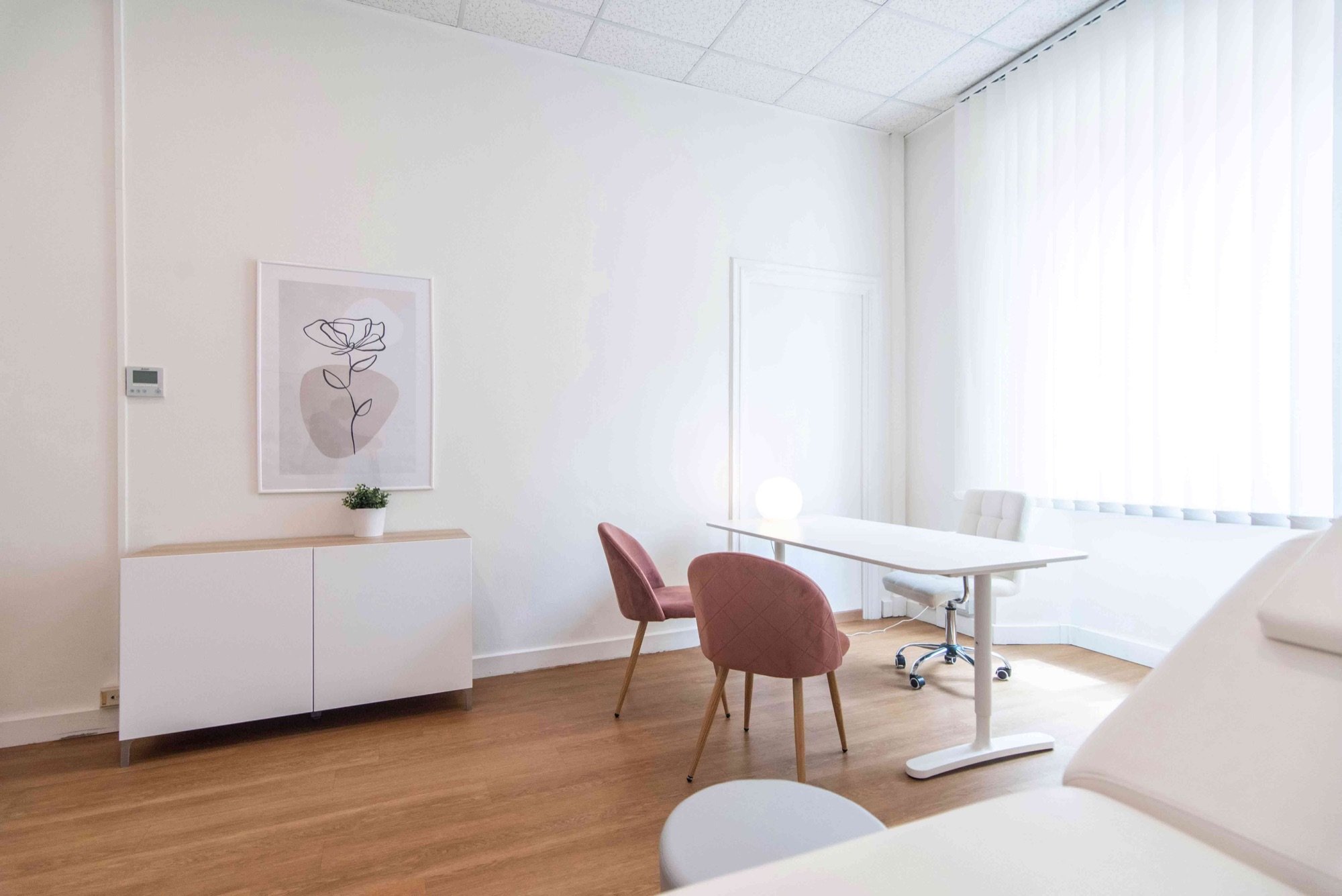 Lettino da visita con tavolo e seduta rosa in studio olistico Exclusive presso Spatium Parioli, Roma