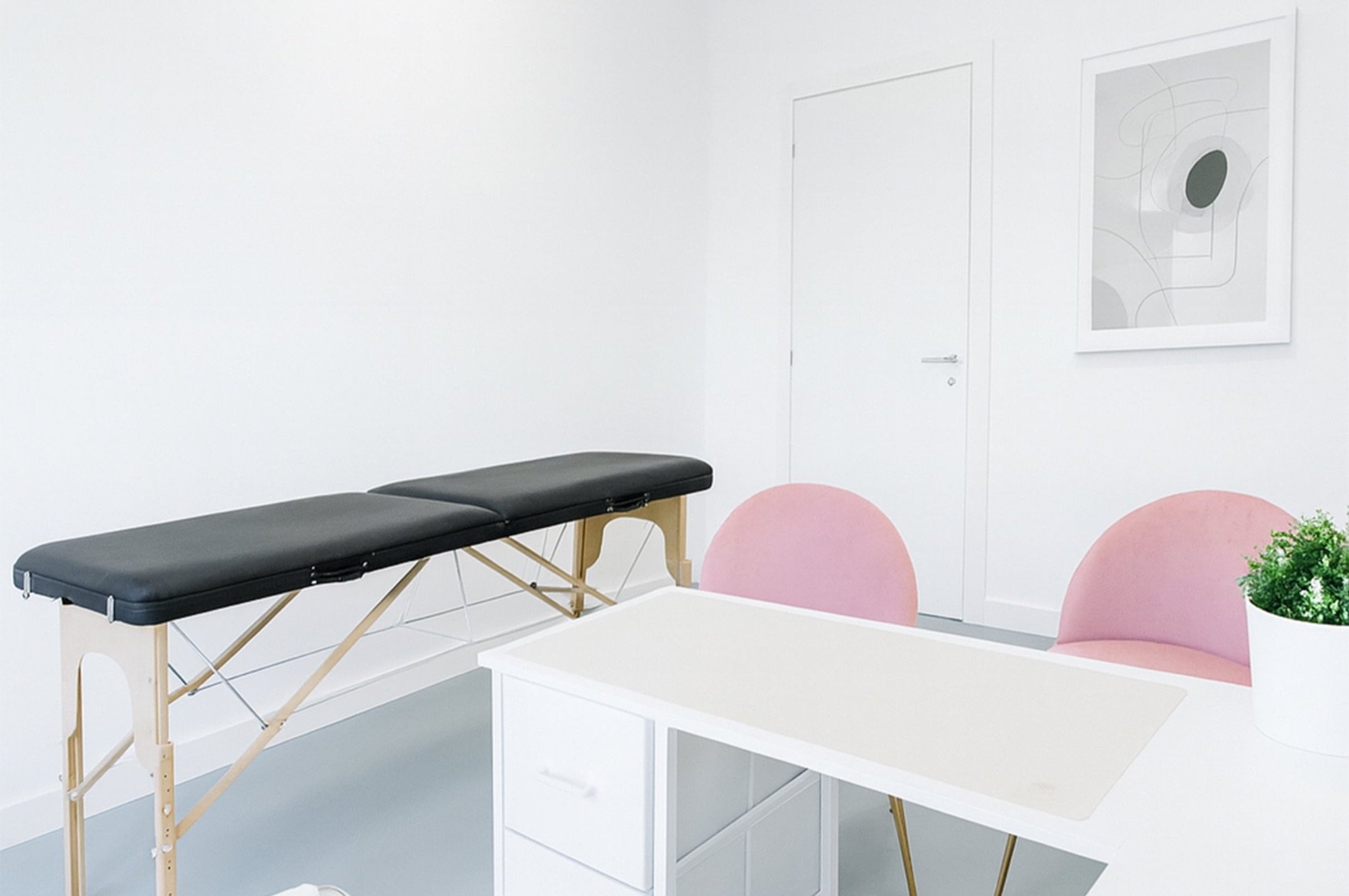 Lettino portatile con tavolo colloquio e sedute rosa in studio professionale Top presso Spatium Brescia Cellatica, Brescia