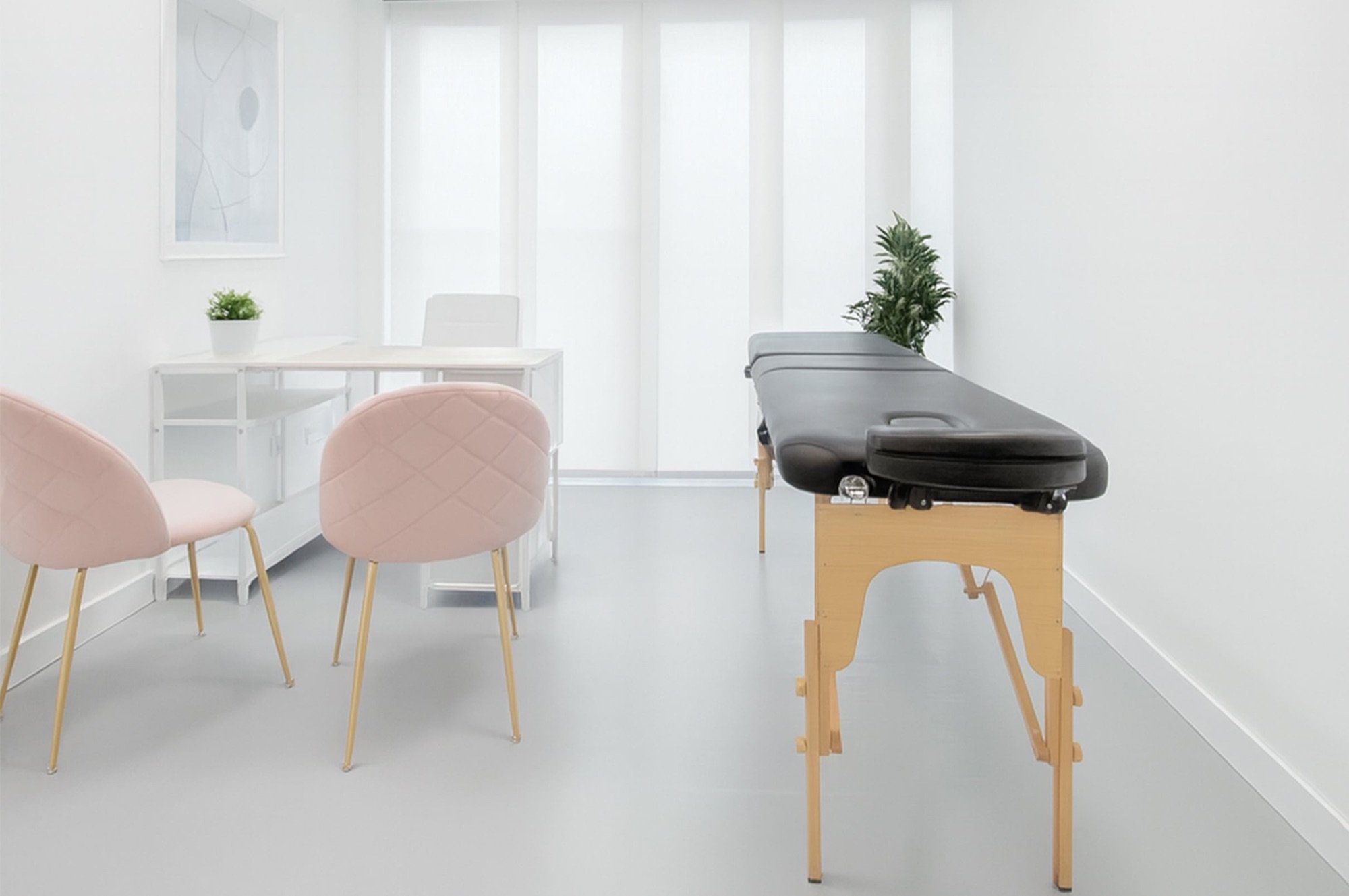 Lettino portatile con tavolo e sedute sullo sfondo in studio professionale Top presso Spatium Brescia Cellatica, Brescia