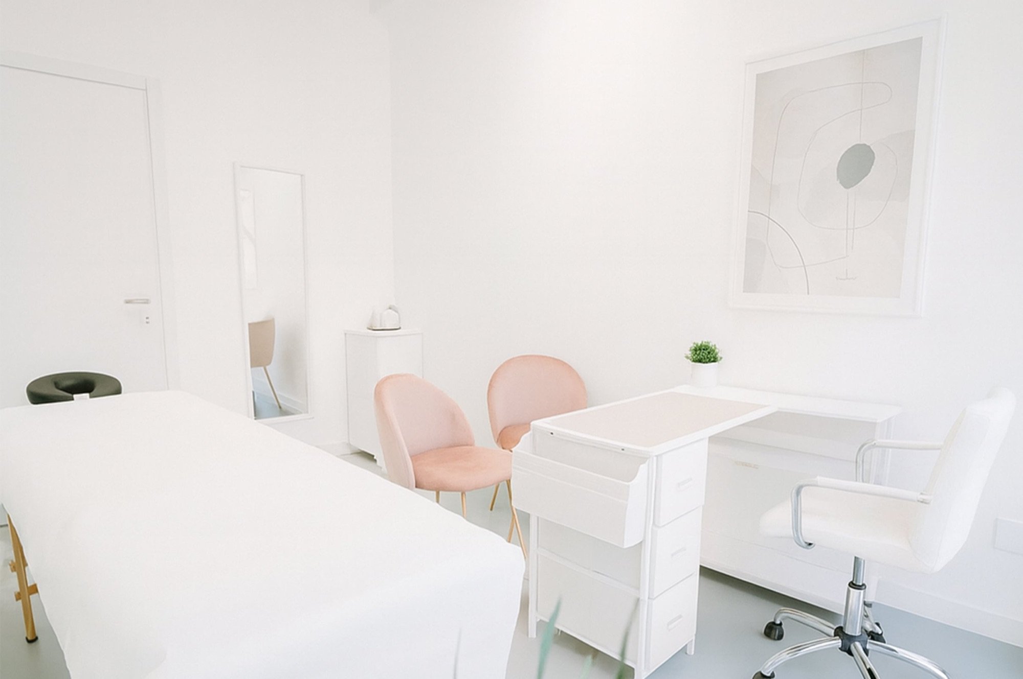 Lettino da visita con tavolo e sedute rosa in studio professionale Top presso Spatium Brescia Cellatica, Brescia