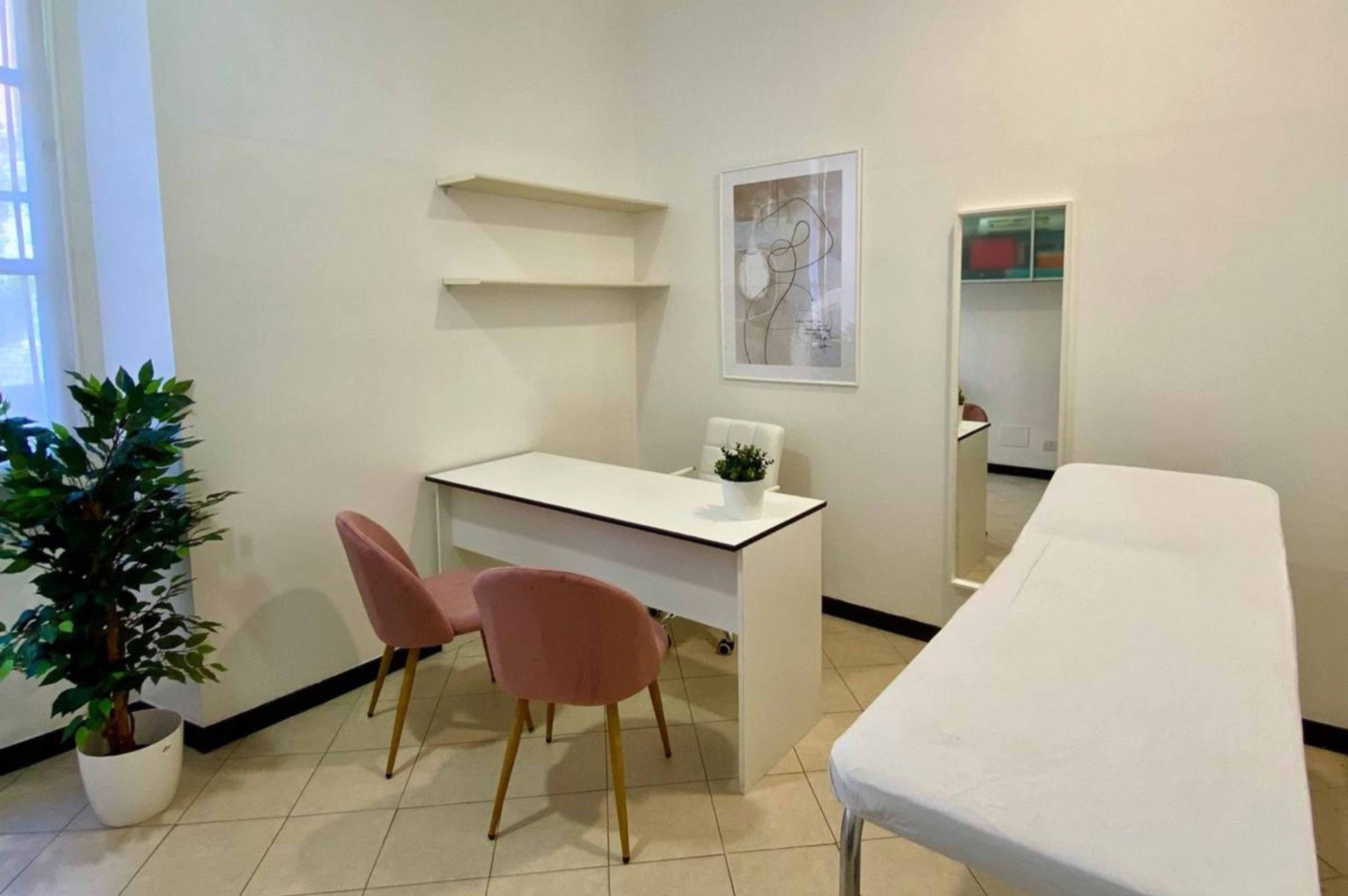 Lettino da visita con scrivania e sedute in studio professionale Standard presso Spatium Righi, Genova