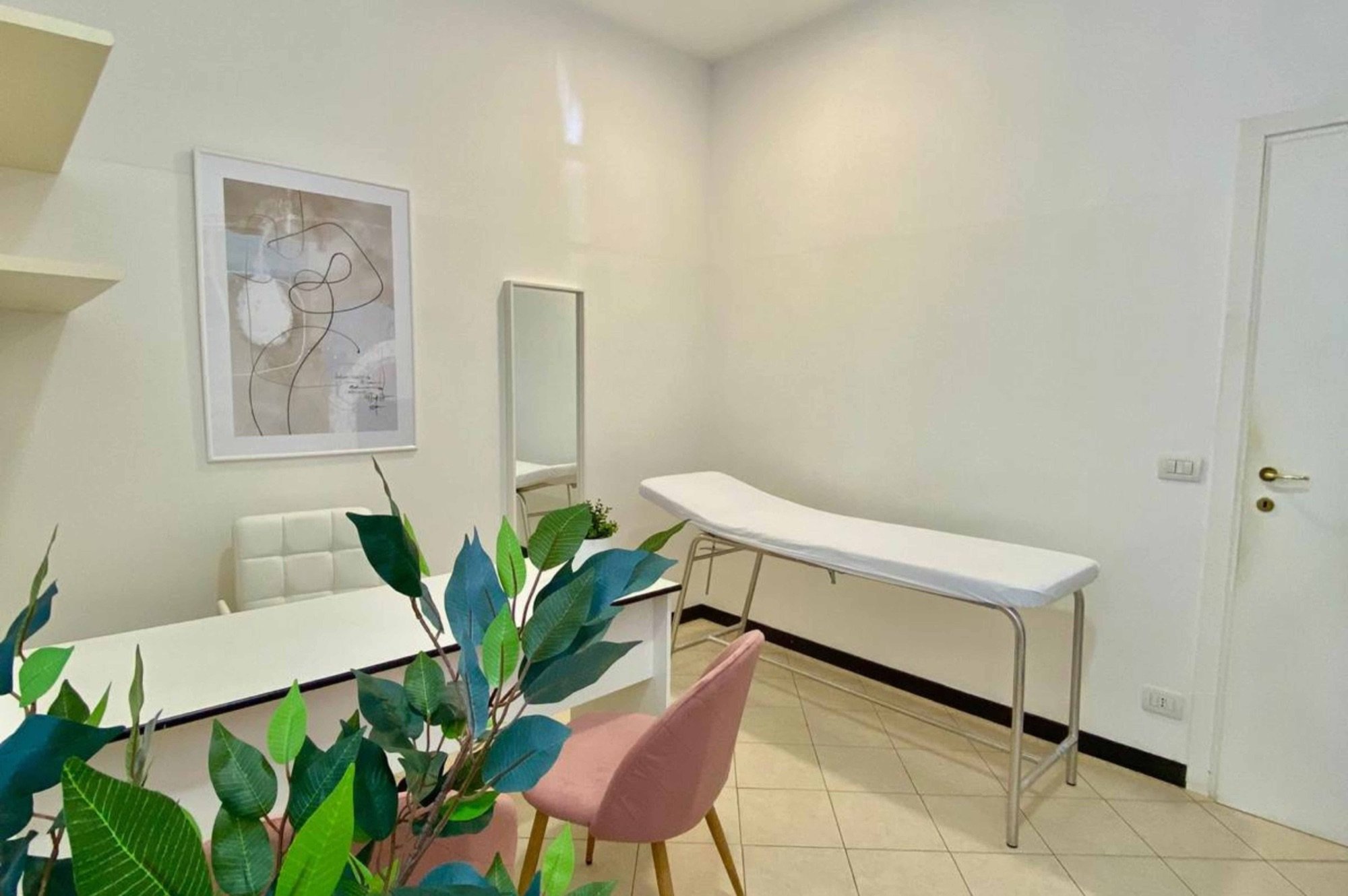 Lettino da visita con tavolo e pianta in studio professionale Standard presso Spatium Righi, Genova