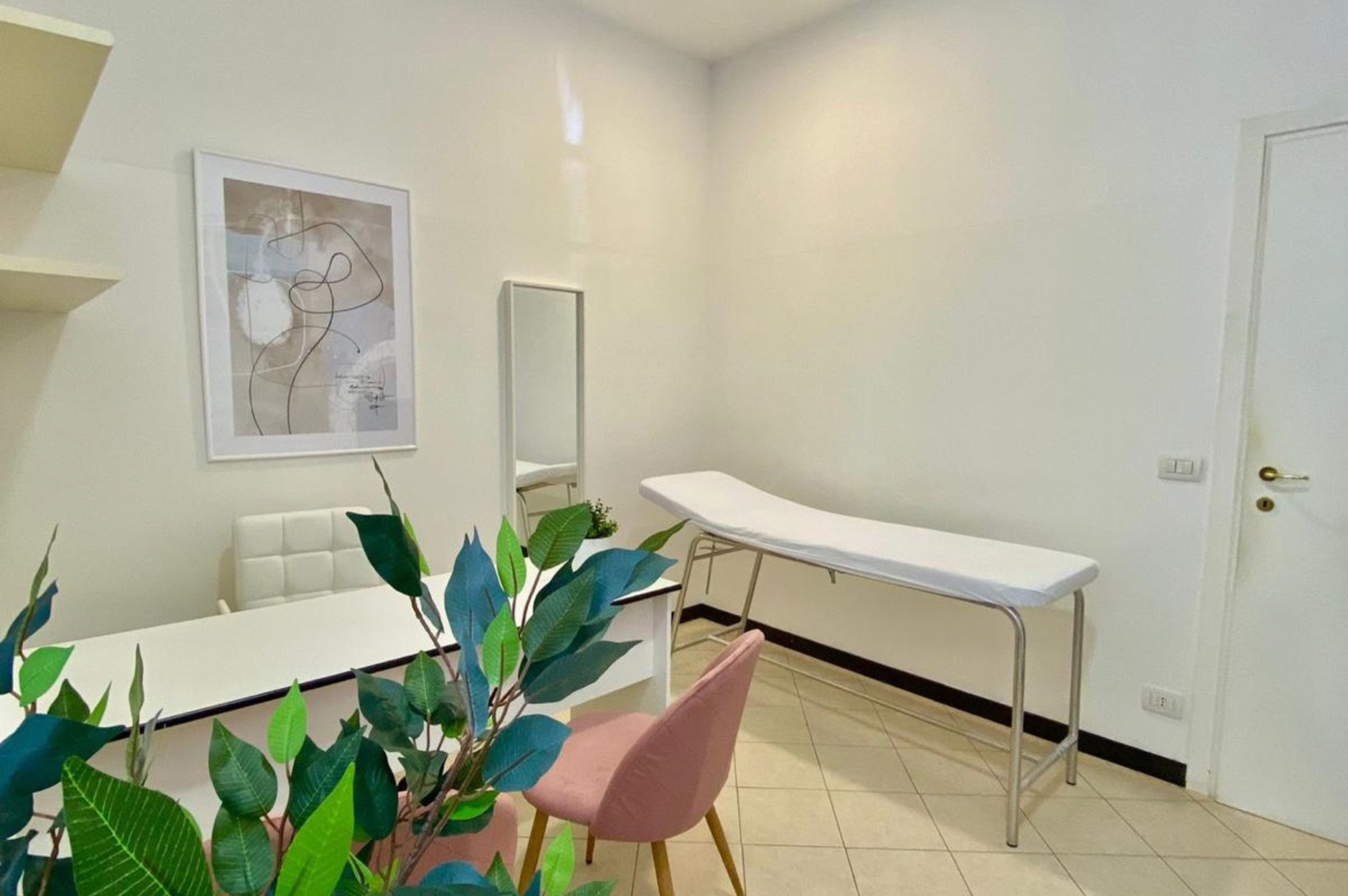 Lettino da visita con tavolo e pianta in studio professionale Standard presso Spatium Sestri, Genova